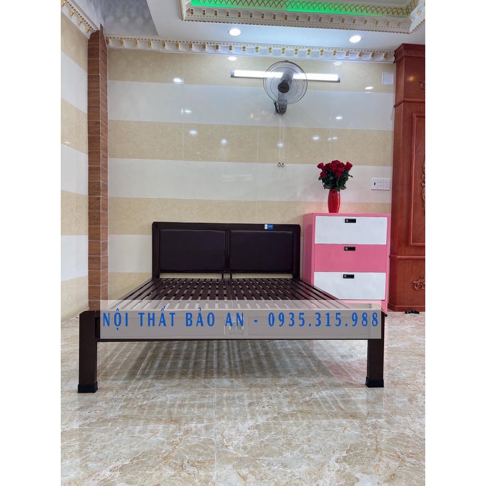 Giường sắt giả gỗ đầu vuông 1m8x2m