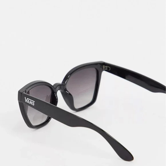 Mắt Kính Vans Hip Cat Eye Sunglasses VN0A47RHBLK