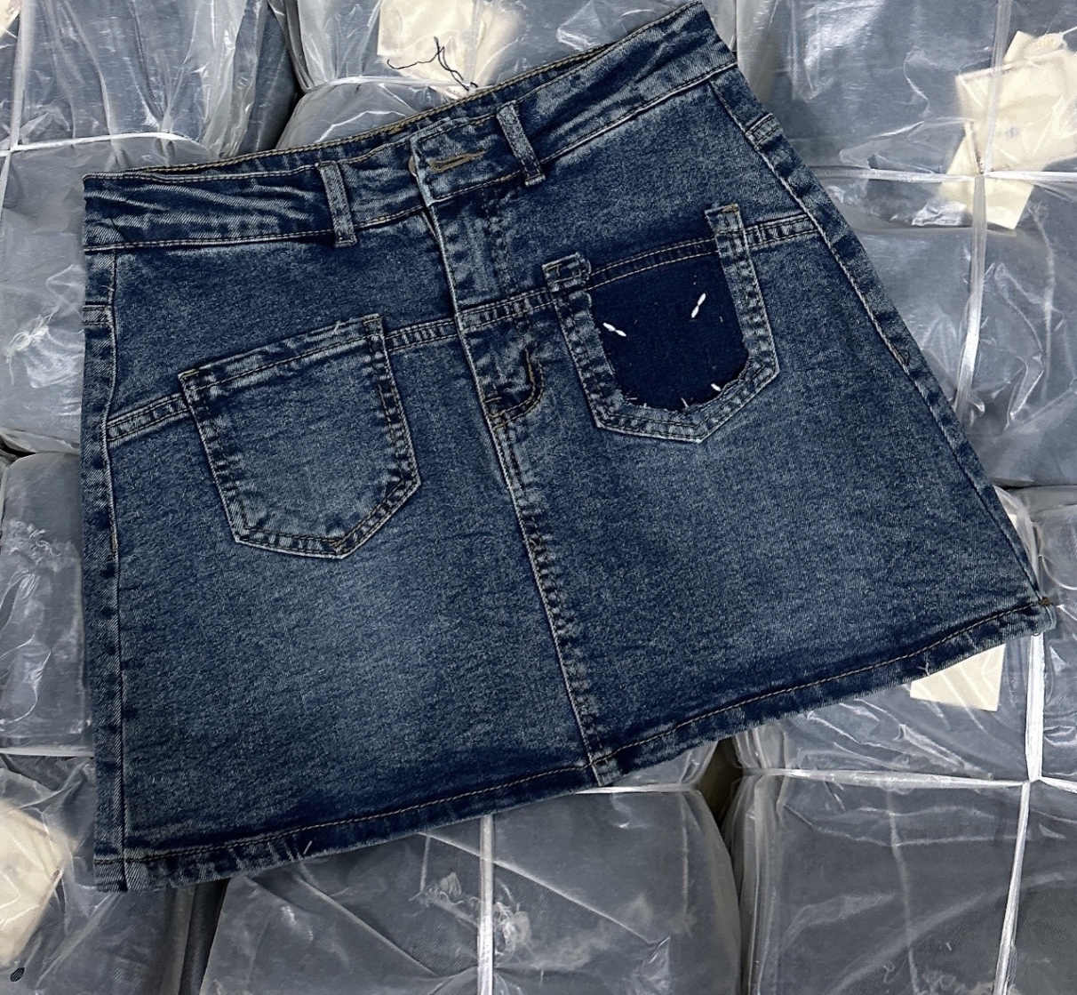 Chân váy jean xanh dáng A phối túi trước CVN116
