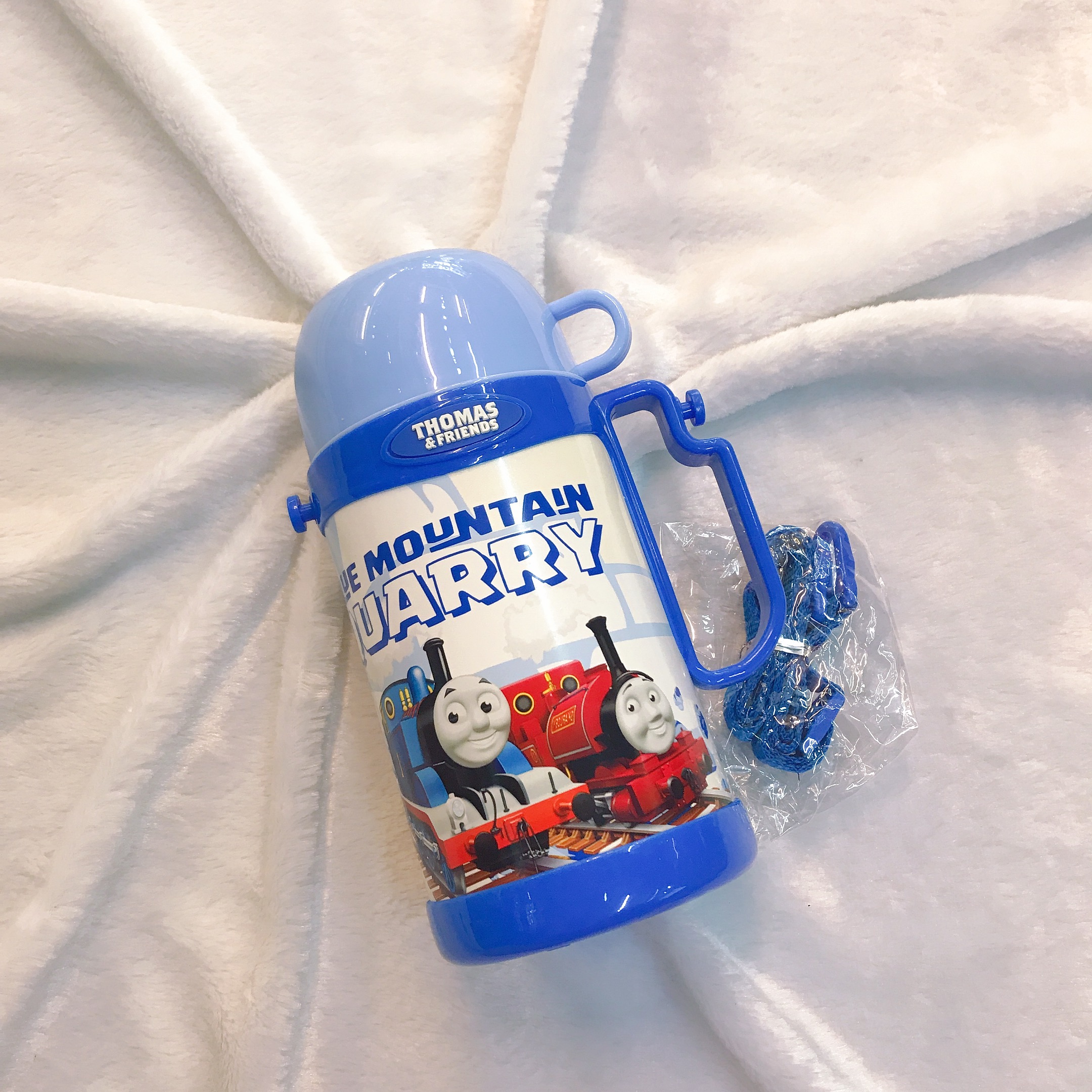 Bình nước giữ nhiệt có 1 quai cầm hình xe lửa Thomas màu xanh dương cho trẻ em, bé trai  - TM4261