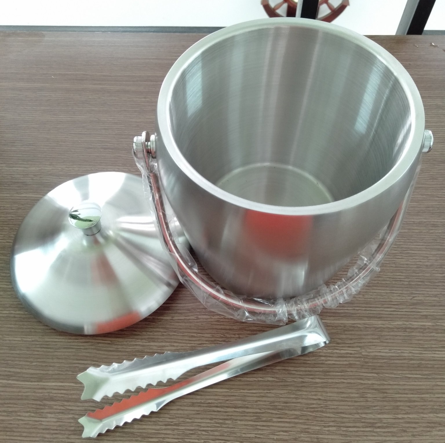 Xô inox 2 lớp giữ nhiệt có nắp dùng đựng đá, ướp lạnh trong nhà hàng quán ăn . Dung tích 2L và 1.2L