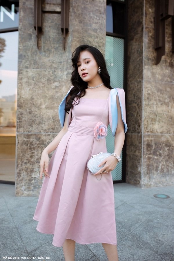 ĐẦM CỔ VUÔNG TAY SÁT NÁCH LOE EO ĐÍNH HOA HỒNG