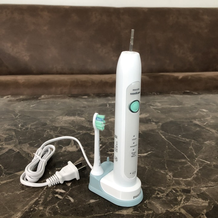 Bàn chải đánh răng điện Philips Sonicare HX6730/02 cao cấp nhỏ gọn, loại bỏ mảng bám và làm trắng răng, điện áp tự động 110-220 V