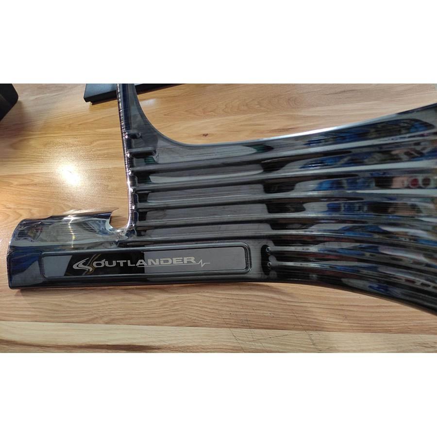 Ốp bậc cửa Xe Mitsu Outlander 2018 2019 2020 mẫu Titan - 8 chi tiết