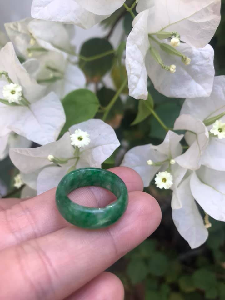 CHIẾC NHẪN ĐEO TAY MỚI NỮ NI 18MM X CAO 8MM X DẦY 3MM CHẤT LIỆU 100% ĐÁ CẨM THẠCH TỰ NHIÊN XANH TƯƠI ĐẸP ĐEO TAY RẤT SANG XINH Ạ