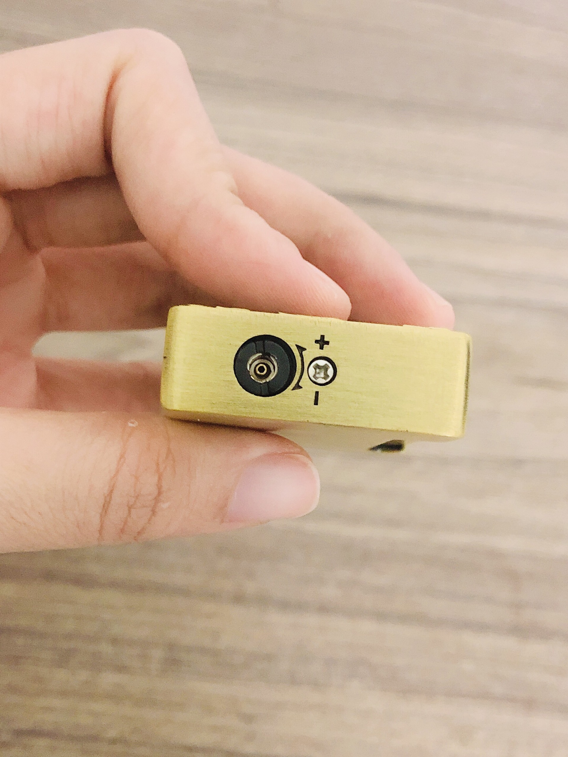 Bật lửa hột quẹt khè 2 tia bấm ngang hình Rồng khắc nổi - xài ga