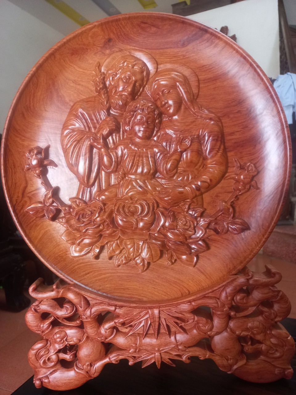 Đĩa điêu khắc gia đình công giáo ,trang trí phong thủy bằng gỗ hương đá kt mặt rộng 40×4cm