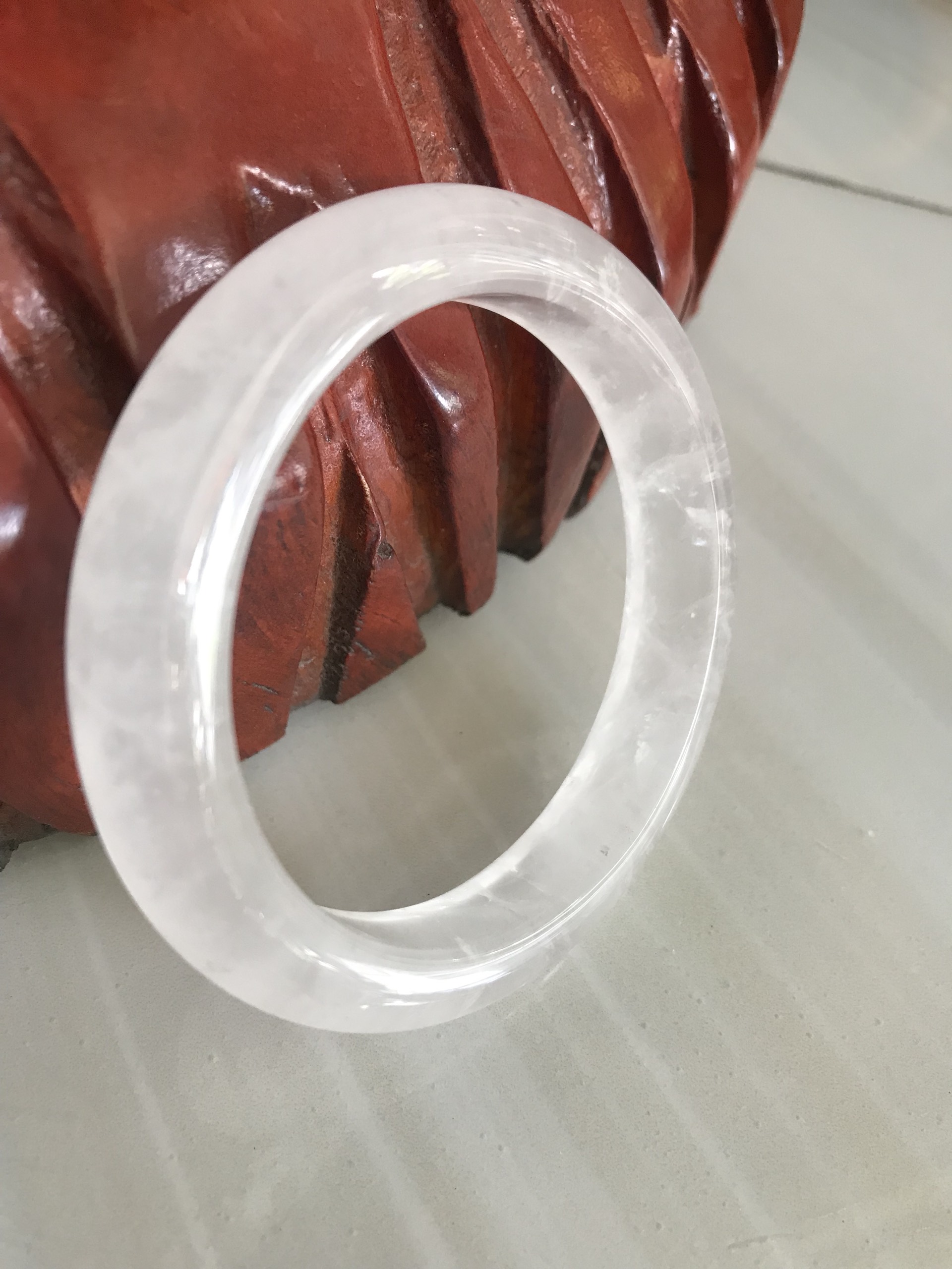 Vòng Thạch Anh Trắng Tự Nhiên Bản Hẹ Mới đẹp Ni 55mm Cao 12mm Dầy 9mm Màu trắng trong bóng đẹp Nữ mệnh Kim mệnh Thủy tay vừa đeo 50kg - 55 kg ạ