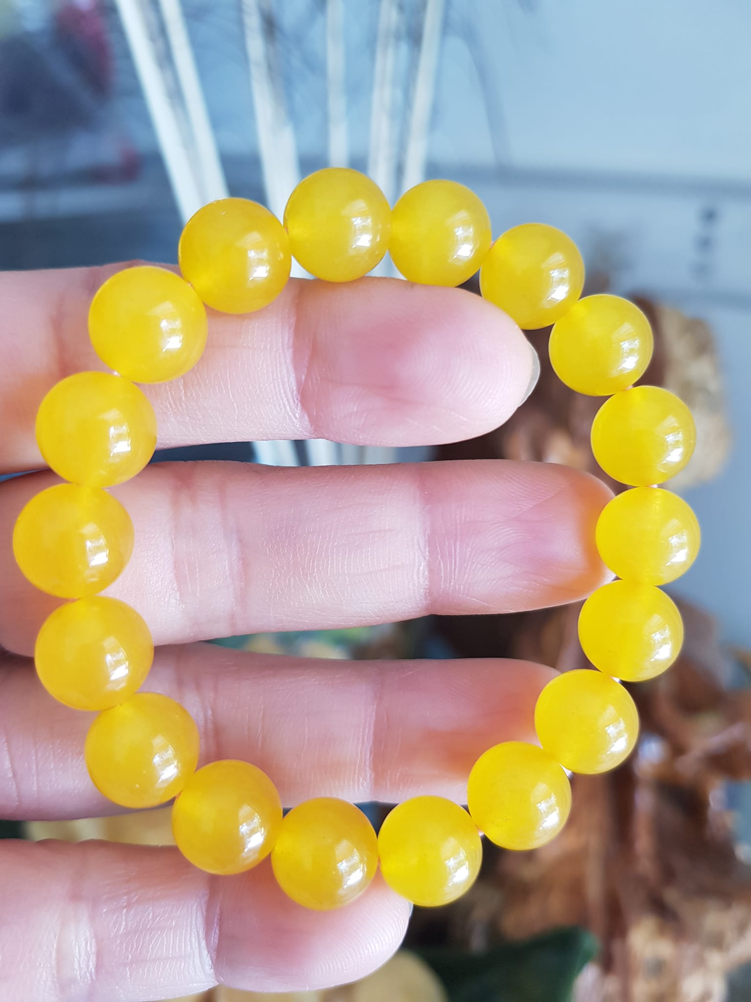 Chiếc Vòng tay đá mã não vàng anh tươi quá đẹp  Size hạt 10mm Nữ mệnh kim thổ thủy đeo  Vòng vàng anh này người lớn trẻ em nhỏ đeo được hết ạ rất là xinh xắn luôn