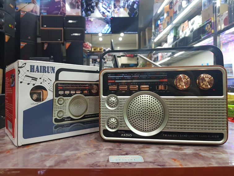 Đài Radio HAIRUN HR-506BT: Đài sạc pin. Thu sóng 3 kênh FM,AM,SW. Có Bluetooth, cổng Aux, USB, Thẻ nhớ