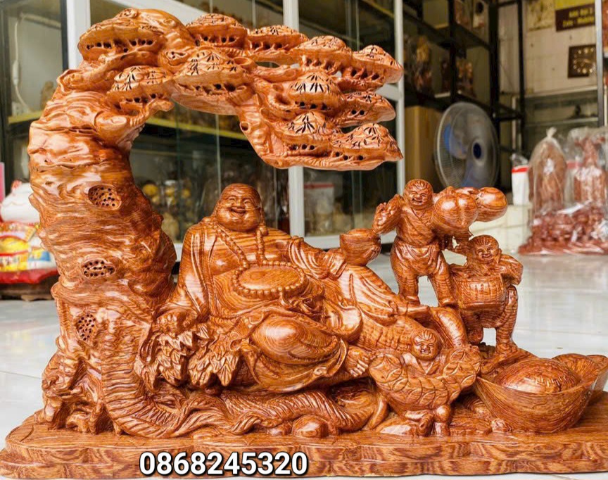 Tượng điêu khắc phật di lặc tam phúc ngự gốc cây tùng bằng gỗ hương đá đẹp long lanh kt 45×32×15cm