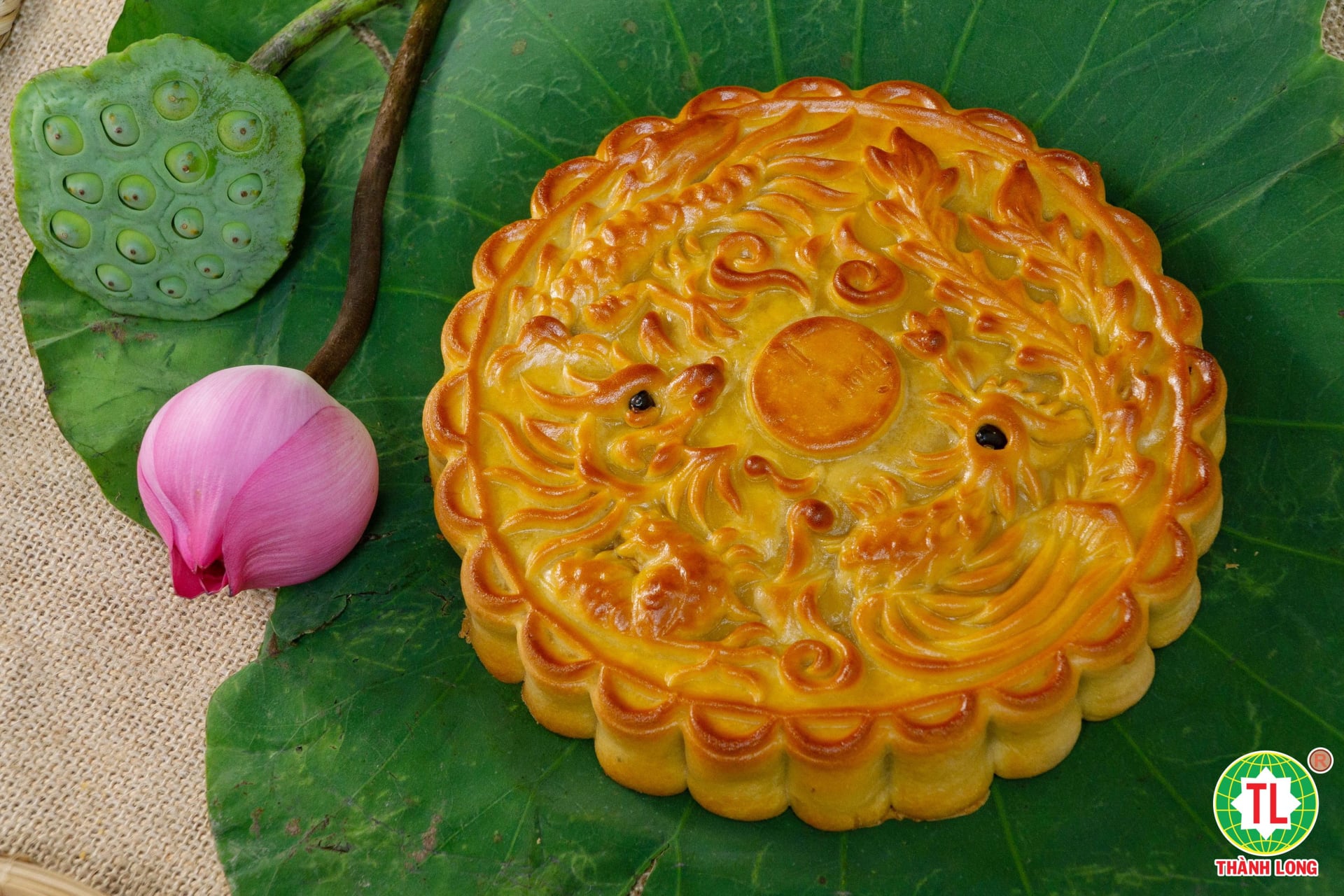 BÁNH TRUNG THU MẶT TRĂNG 0022: HẠT SEN MACCA - KHOAI MÔN HẠNH NHÂN 6 TRỨNG 600G ( 2 LOẠI NHÂN TRONG CÙNG 1 BÁNH) - Thành Long - VIỆT NAM