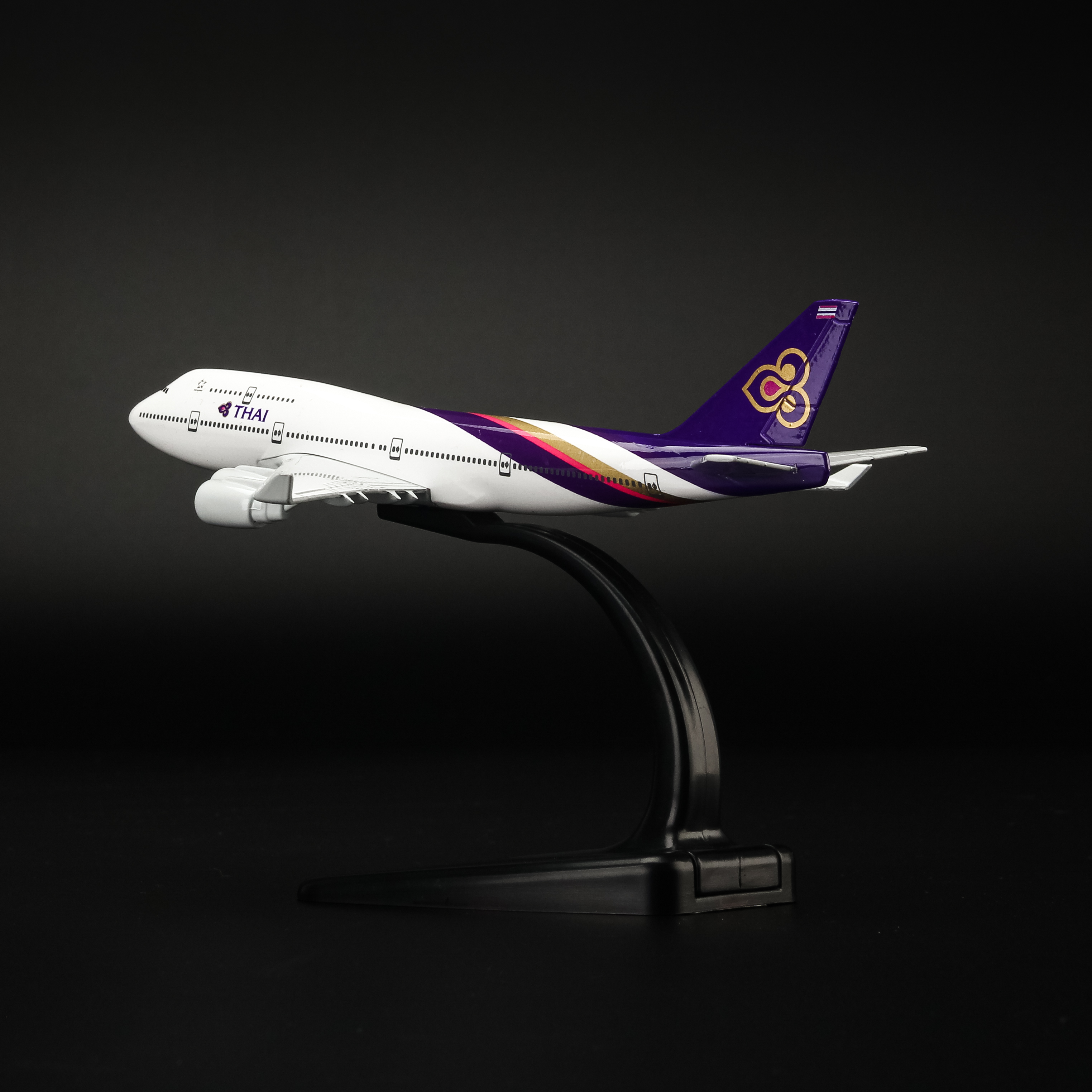 Mô Hình Máy Bay Trưng Bày Airbus Thai Airways Everfly (Trắng Tím)