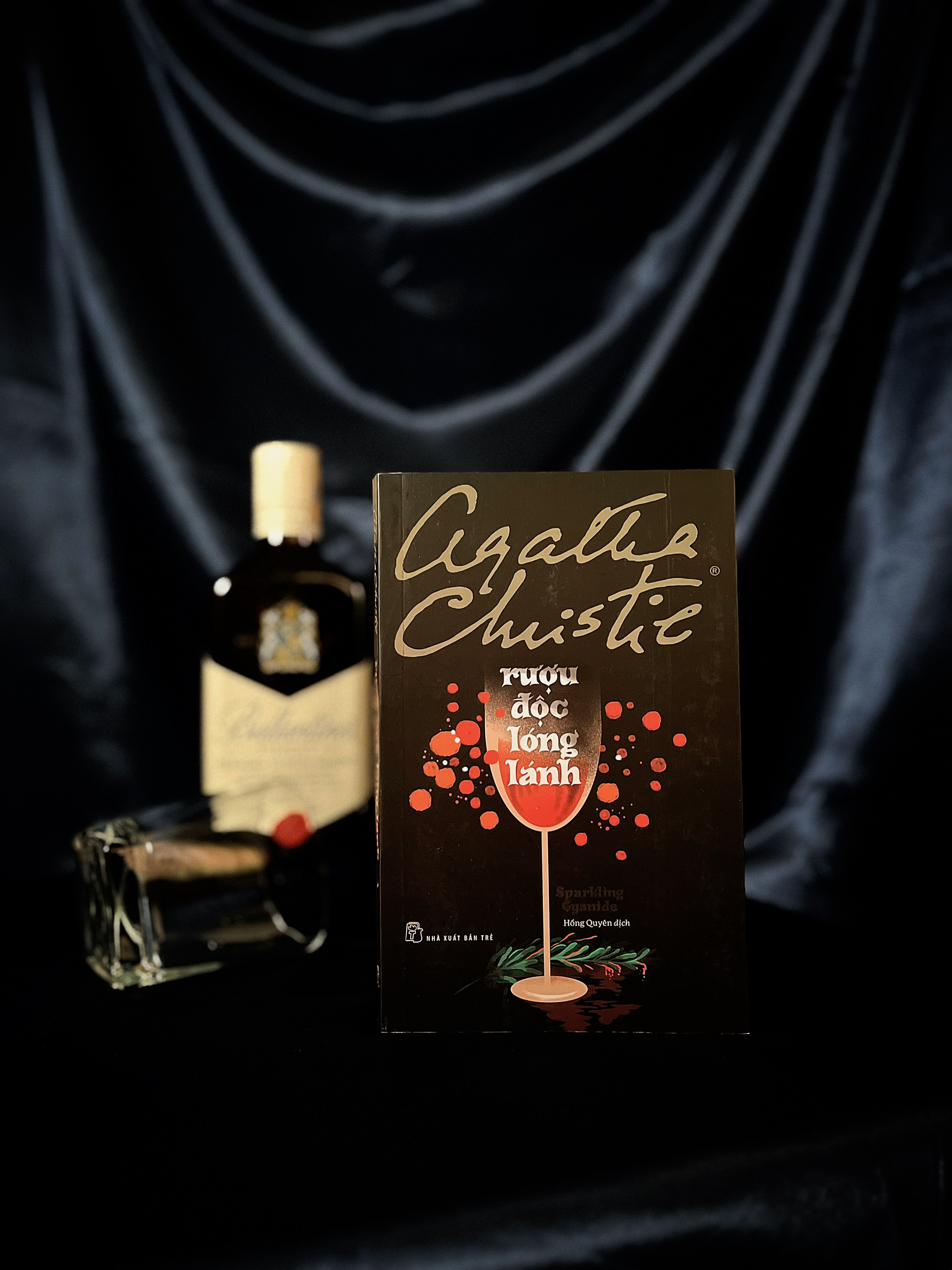 Sách Rượu Độc Lóng Lánh - Agatha Christie