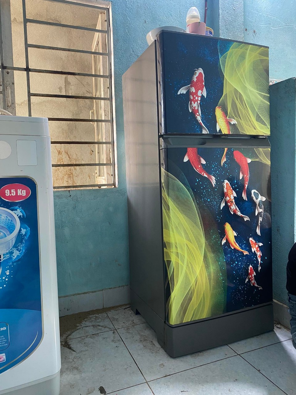Miếng dán tủ lạnh chất liệu decal , không thấm nước, keo ngược mặt sau, bám dính chắc chắn, dễ dàng lau chùi, hình ảnh in sắc nét
