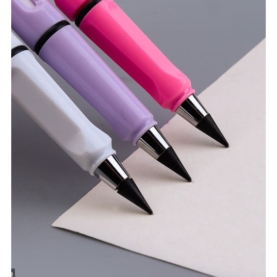 Bút Chì Vĩnh Cửu Cho Bé sử dụng ngòi hợp kim đặc biệt, không cần gọt, không mòn ngòi kim loại cọ xát và oxy hóa với giấy, thiết kế thông minh tay cầm lõm để cầm chắc bút