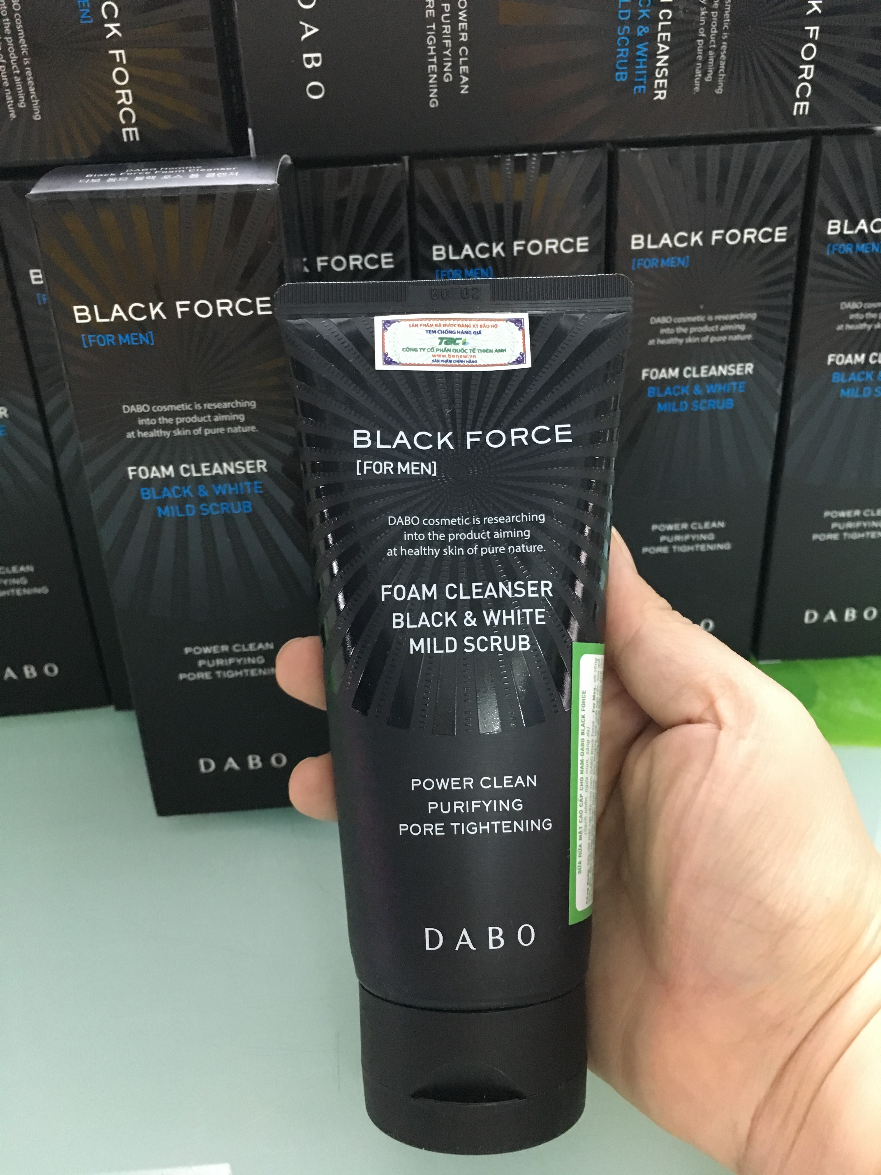 Sữa Rửa Mặt Dành Cho Nam Dabo Black Force Foam Cleanser Black & White Mild Scrub Kháng Khuẩn, Ngừa Mụn, Sạch Nhờn Có Hạt Massage