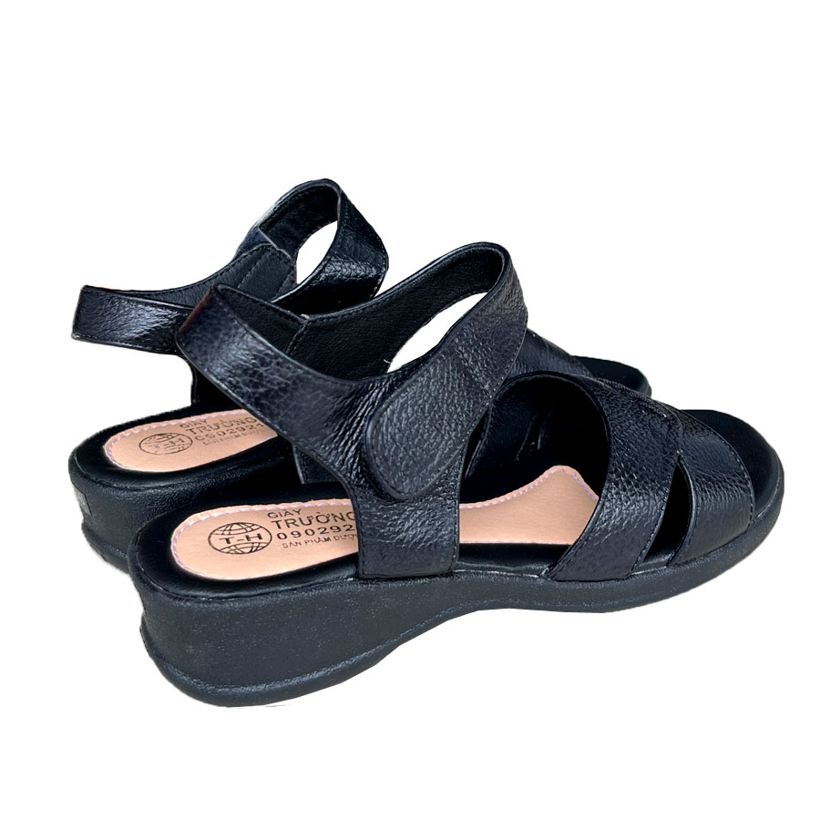 Giày sandal nữ đế bằng 4cm da bò thật màu đen Trường hải SD135