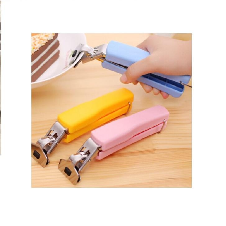 Dụng cụ kẹp gắp dĩa nóng có miếng lót cao su chống trầy xước tô, dĩa