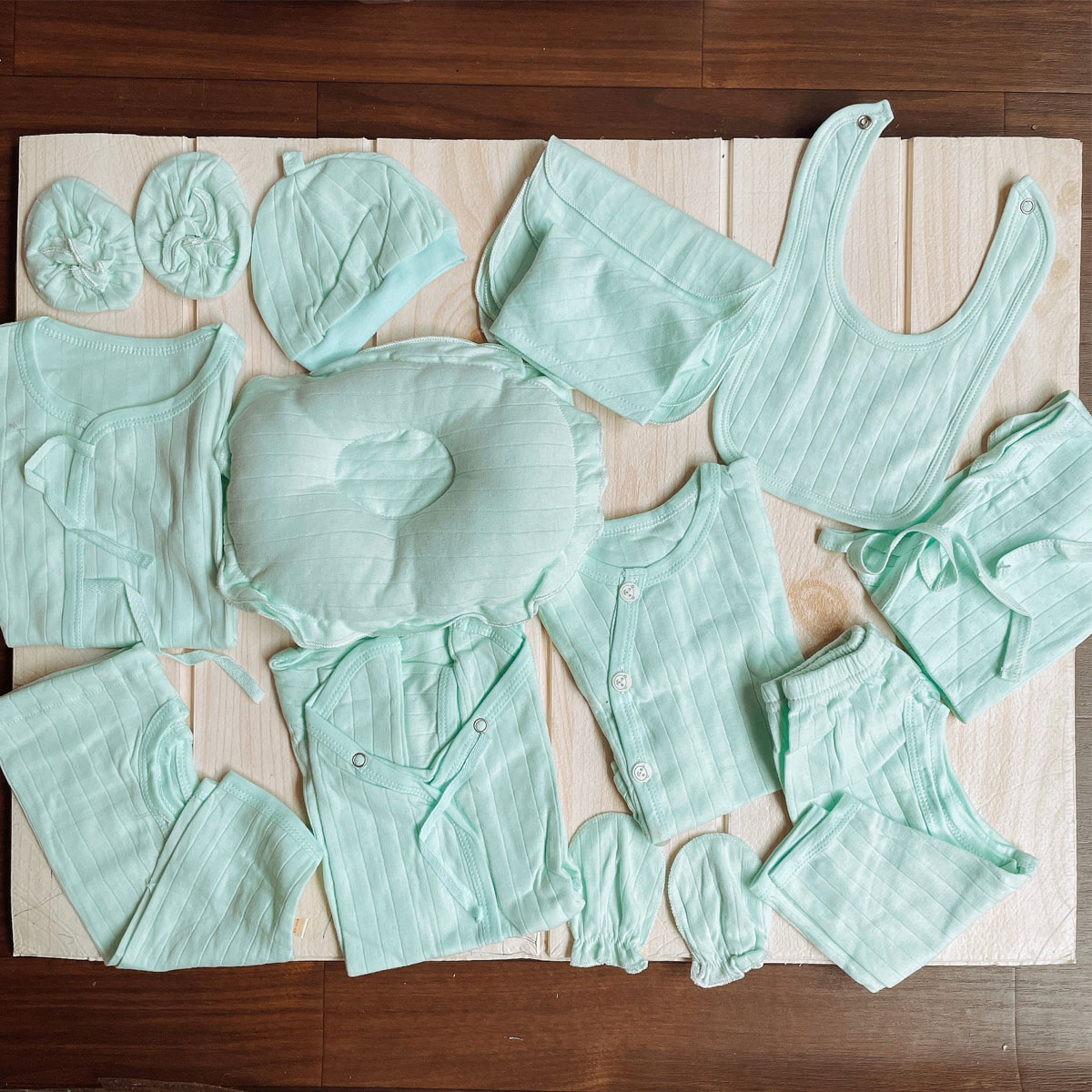 Set quà tặng đồ sơ sinh cotton 18 chi tiết mùa xuân hè thu cho bé trai màu xanh nhạt