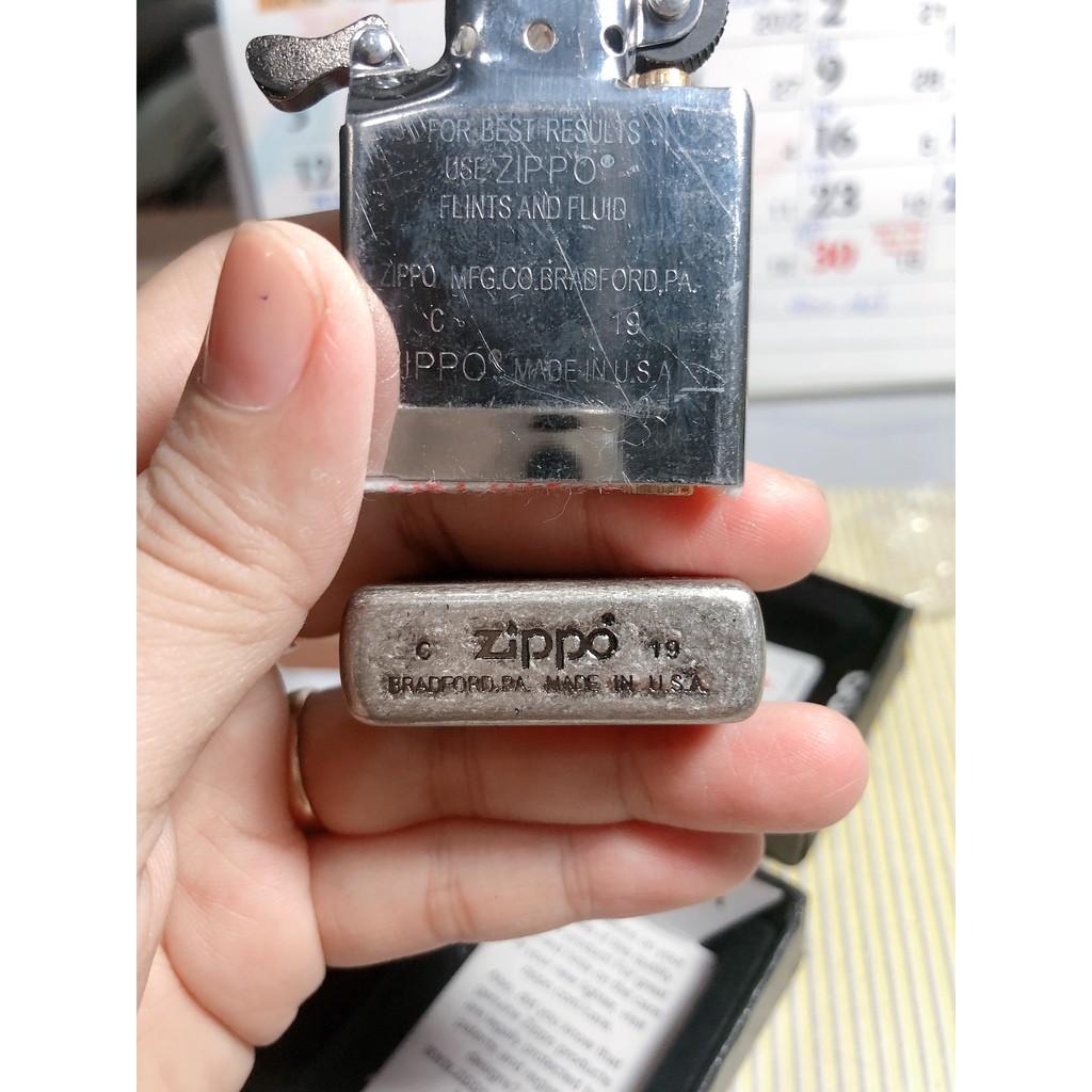 BẬT LỬA ZIPPO KHẮC ĂN MÒN WINDY GIRL, MÀU BẠC, LOẠI GIẢ CỔ ( CÔ GÁI GIÓ)