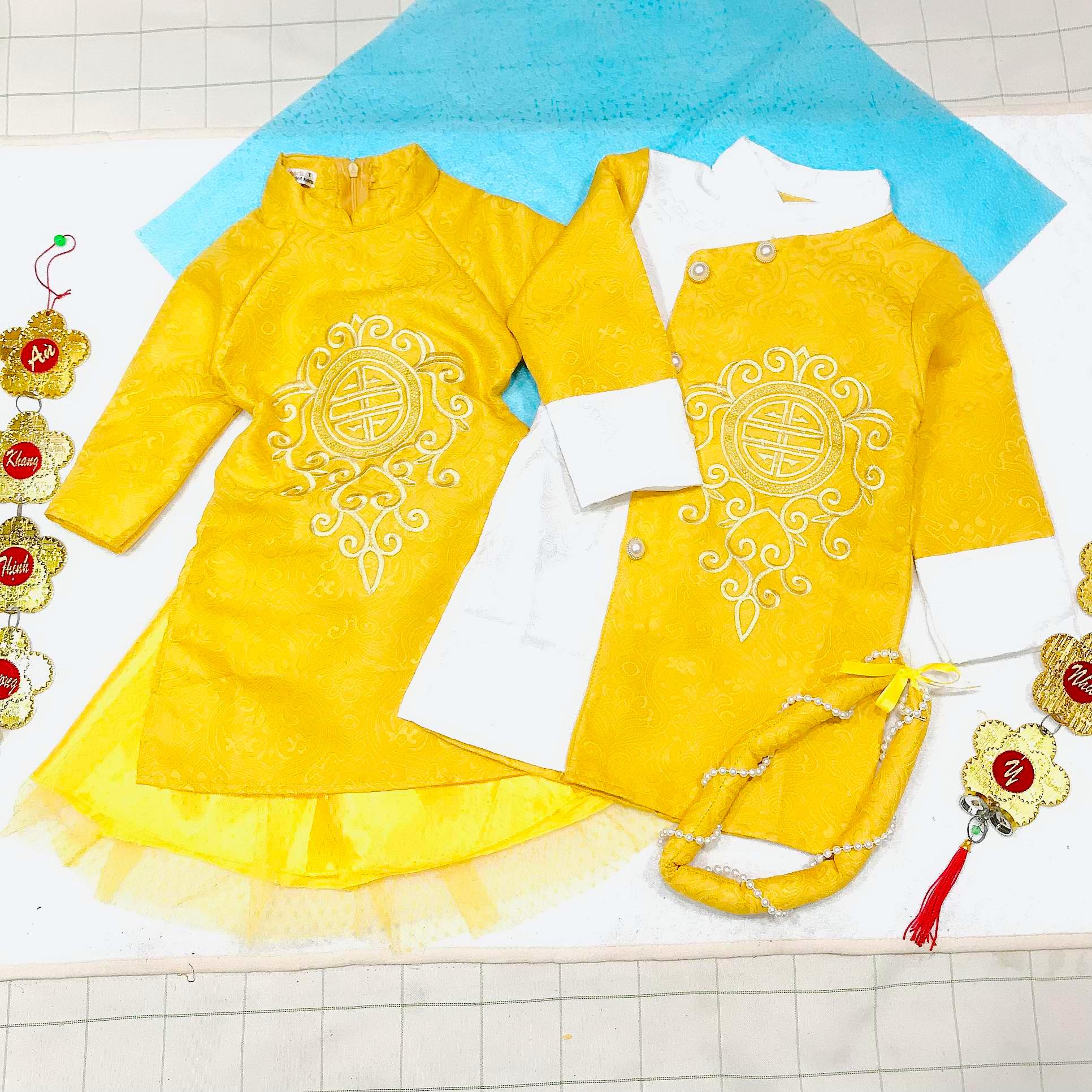 Áo dài cách tân Tết mẫu mới chất gấm thêu hiện đại cho bé trai và bé gái từ 10kg đến 25kg( màu đỏ, vàng
