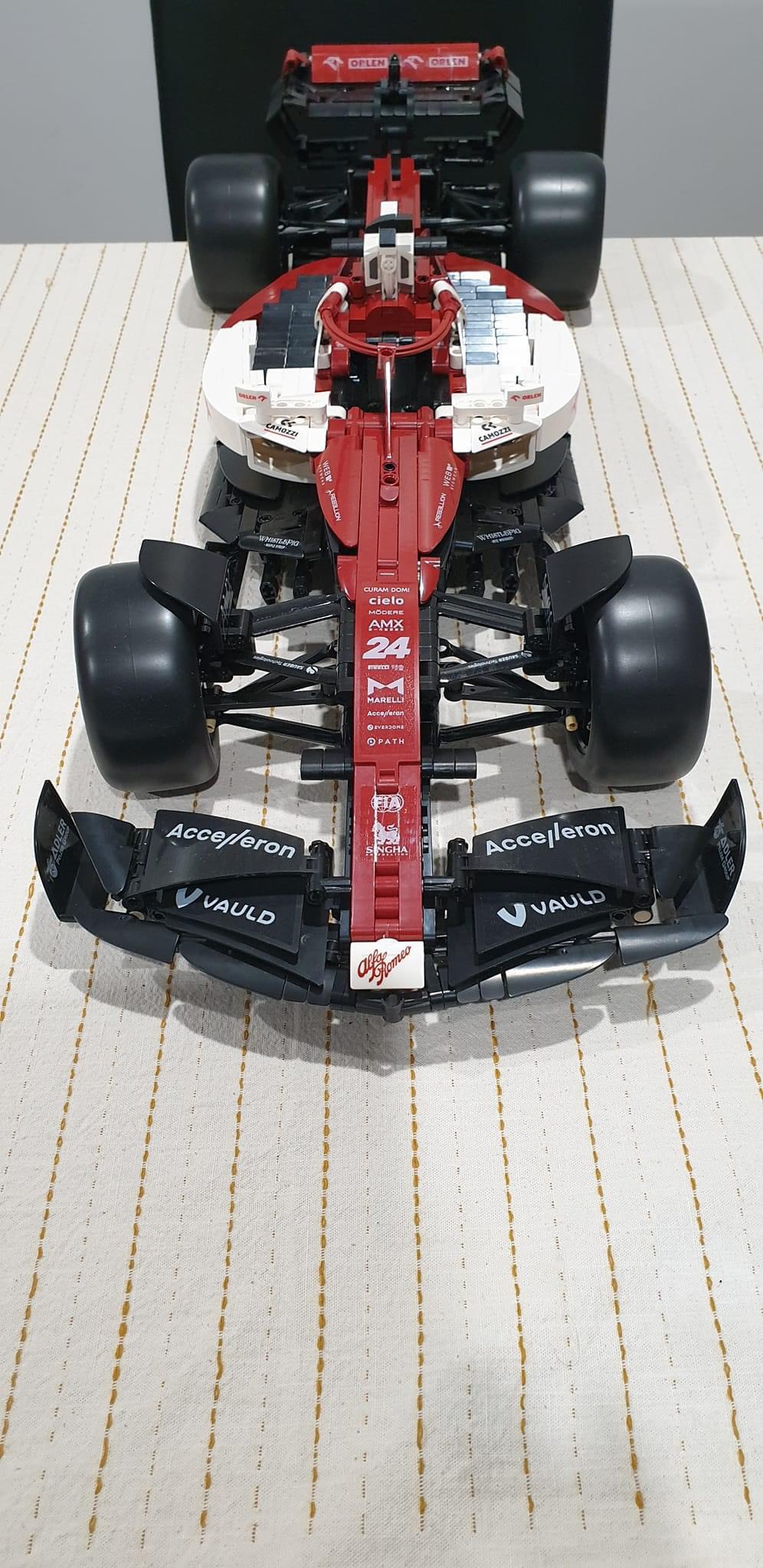 Đồ Chơi Lắp Ráp Xe Đua Alfa Romeo  cada F1 ORLEN C42 tỷ lệ 1:8 (Phiên bản không có động cơ)