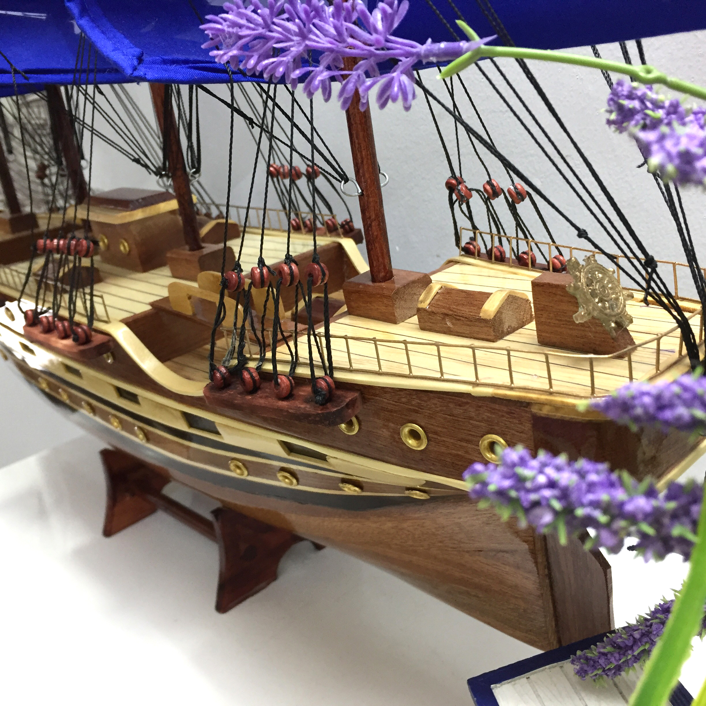 [Dài 77cm] Mô hình tàu thuyền gỗ France II trang trí nhà cửa quà tặng tân gia - Thân tàu 60cm - Buồm vải xanh - Gỗ tự nhiên