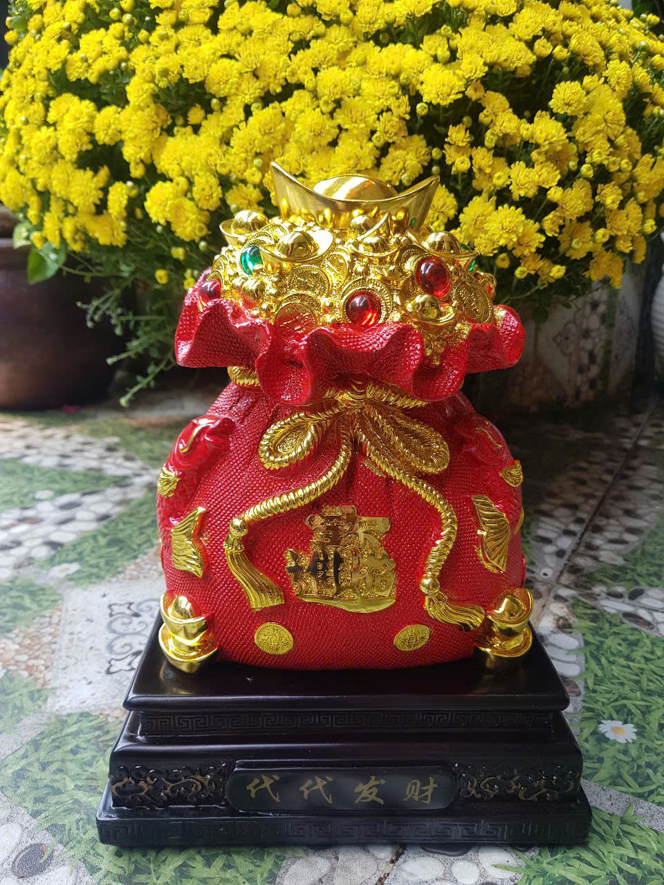 Tượng Túi Tiền Đỏ Đầy Thỏi Vàng To May Mắn cao 30cm x đk 21cm x sâu 18cm mệnh Hoả mệnh Thổ Món Quà Biếu tặng thật sự ý nghĩa dịp lễ tết, quà tặng tân gia, quà tặng khách hàng, quà tặng Sếp , quà tặng phong thuỷ ý nghĩa ạ