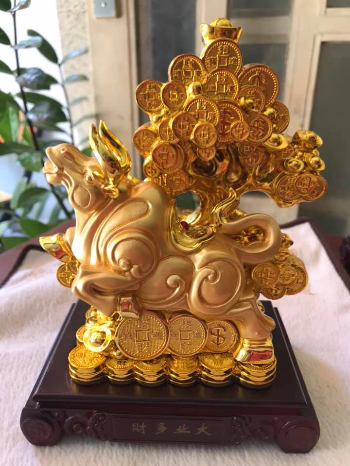 Tượng Trâu Vàng Mới Đứng khối tiền Cây tài lộc Màu Vàng đặt bàn làm việc may mắn ạ Size cao 20cm x ngang 15cm x sâu 10cm