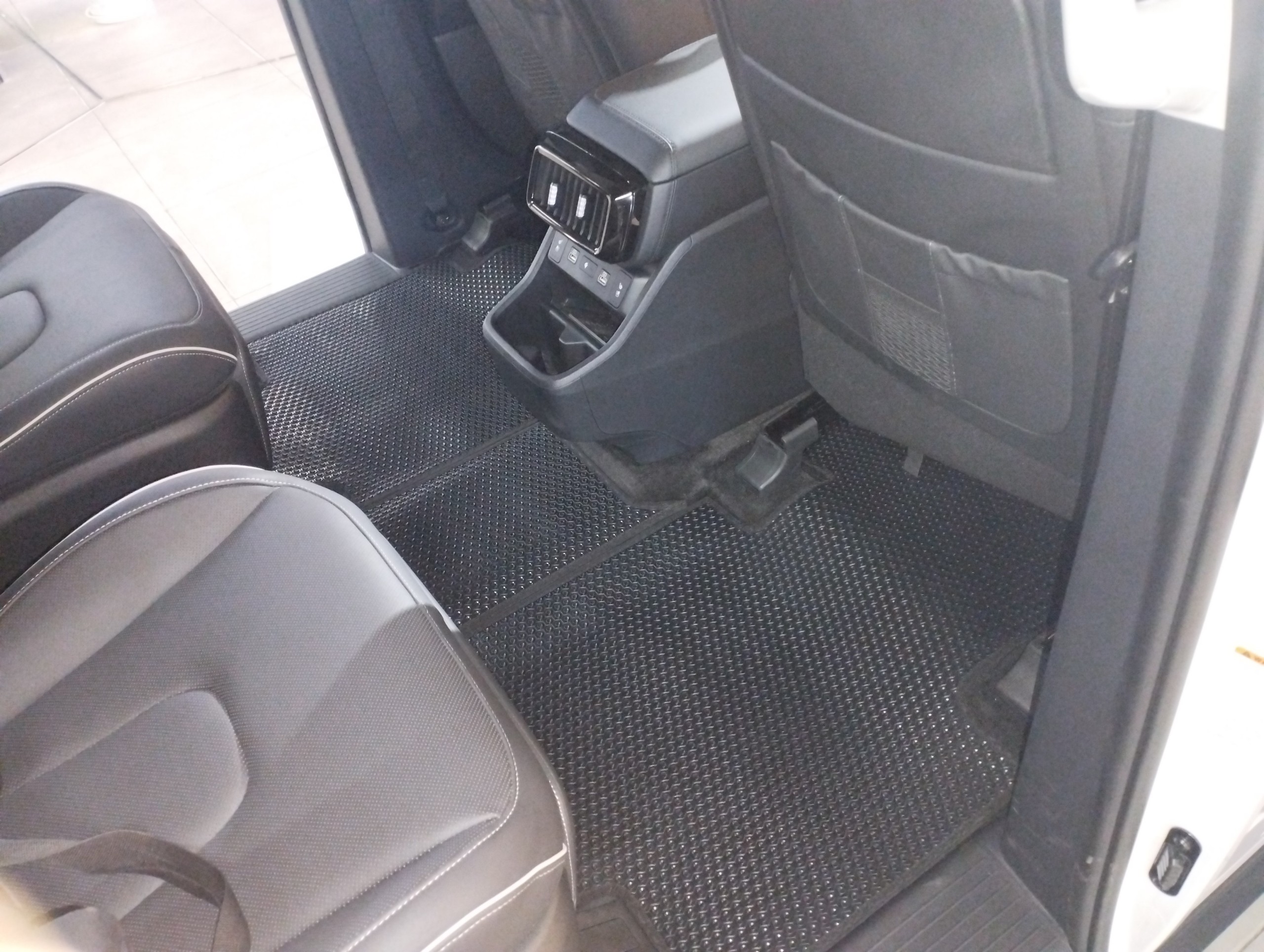 Thảm lót sàn KATA cho xe Hyundai Custin - Hàng chính hãng không mùi, chống thấm, không ẩm mốc