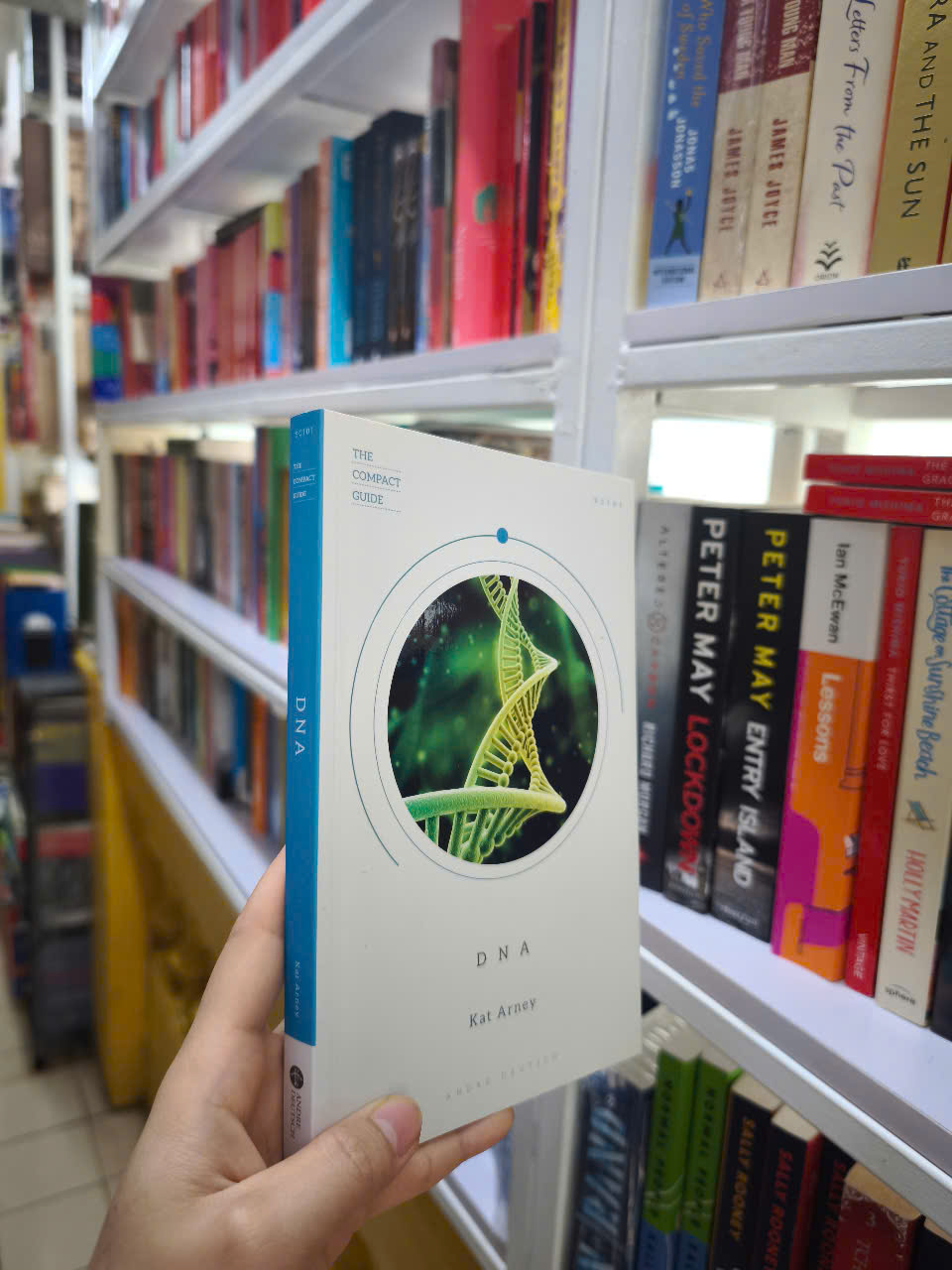 Sách - DNA: The Compact Guide by Kat Arney  - Genetics/Nonfiction in English