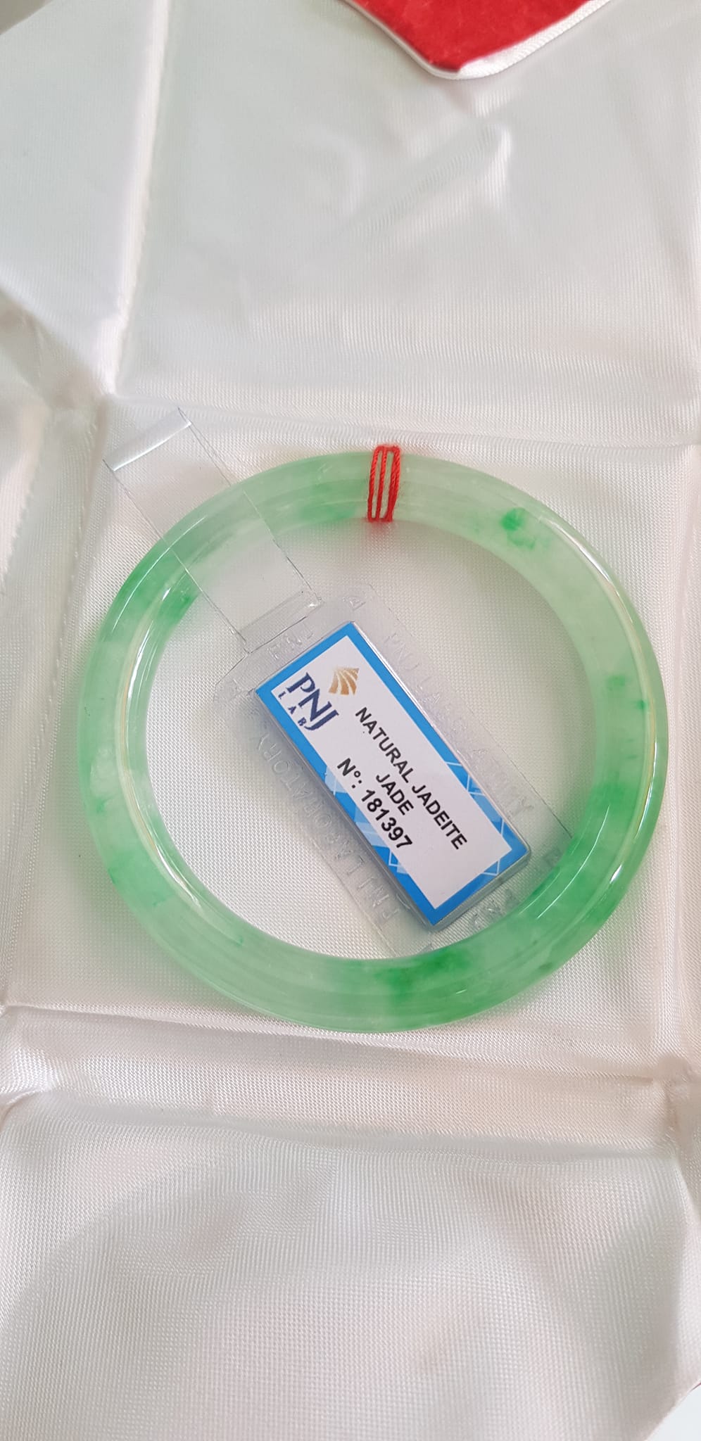 Vòng Cẩm Thạch tự nhiên T Lý Rơi Sao 52mm x cọng 8mm Vòng kiểm định Natural Jadeite Jade P No 181397 màu Xanh ngọc nhẹ trắng điểm xanh lý trong bóng đều đẹp sang lắm luôn nữ 50kg - 55kg đeo ạ