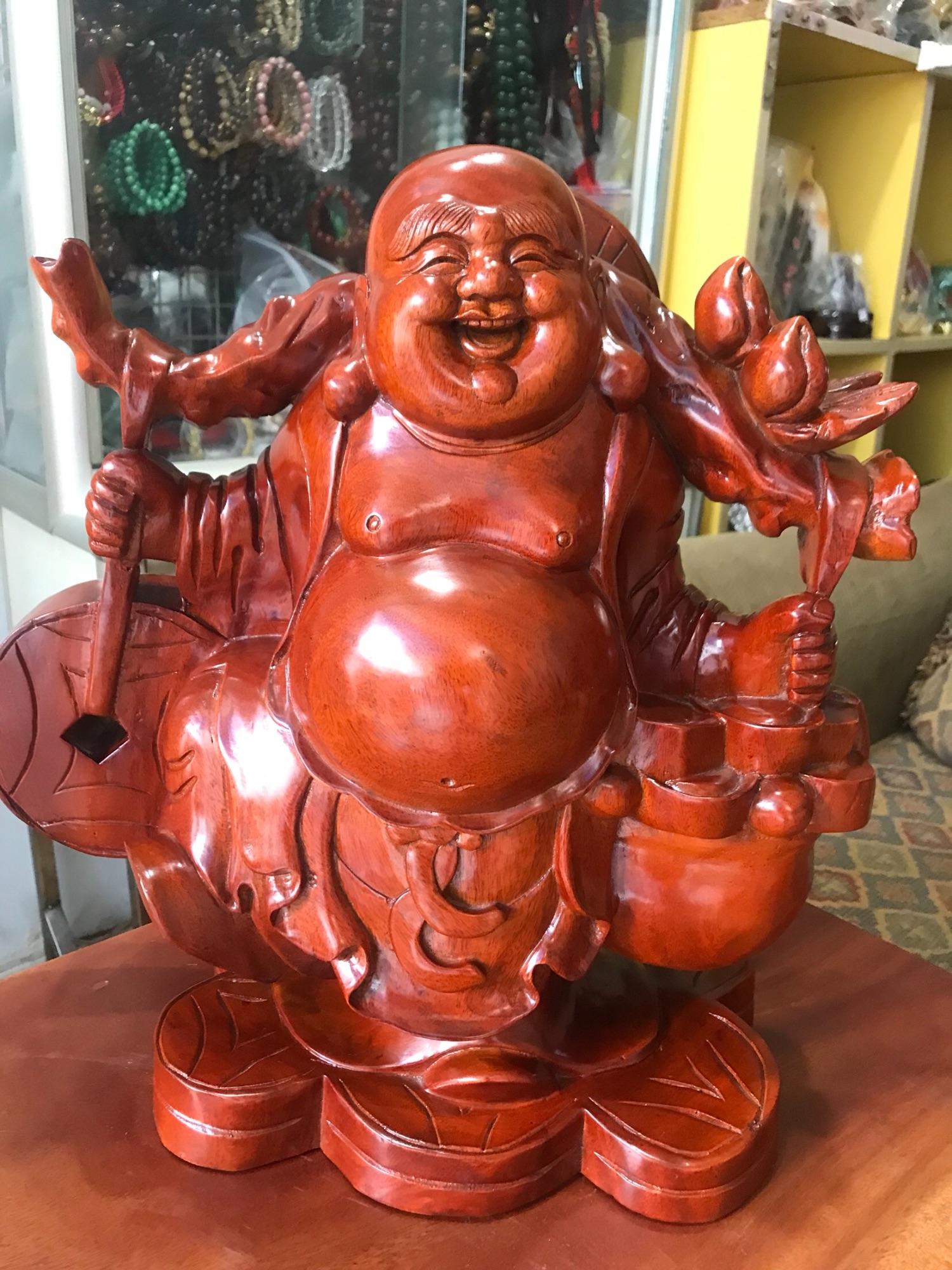 TƯỢNG PHẬT DI LẶC CƯỜI TƯƠI ĐỨNG GÁNH TIỀN GỖ GÕ MÀU ĐỎ MANG NIỀM VUI TÀI LỘC CHO GIA CHỦ CAO 39cm đk 39cm sâu 16cm