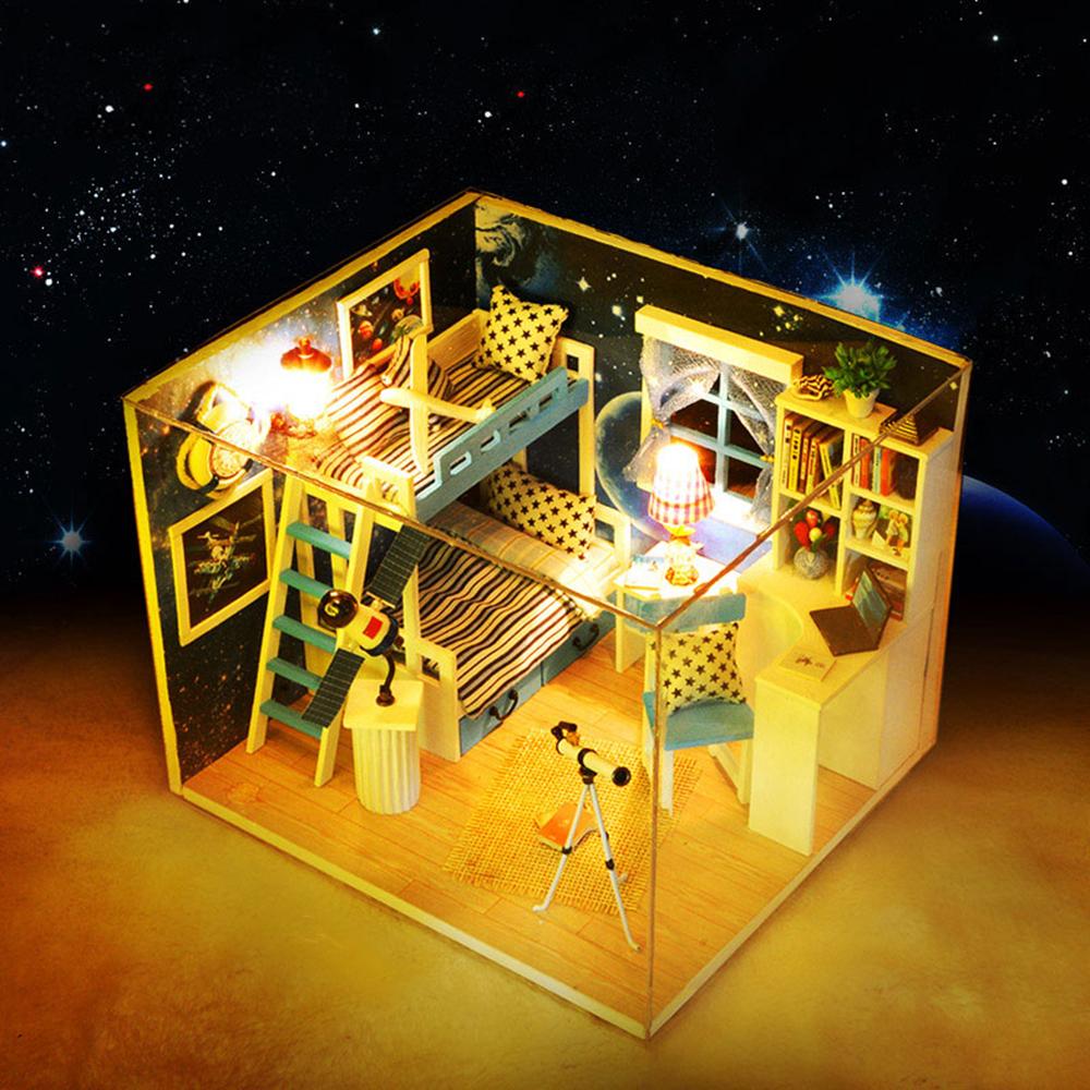 Nhà búp bê thu nhỏ với đồ nội thất và đèn LED tự làm