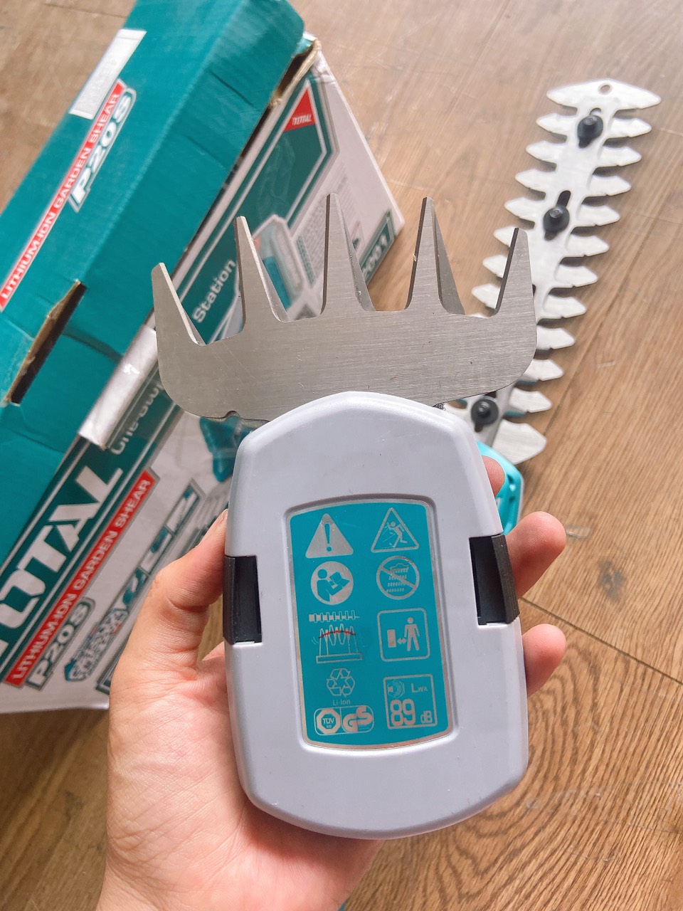 Máy cắt hàng rào dùng pin Lithium-Ion 20V total bao gom pin sạc TSTLI2001px