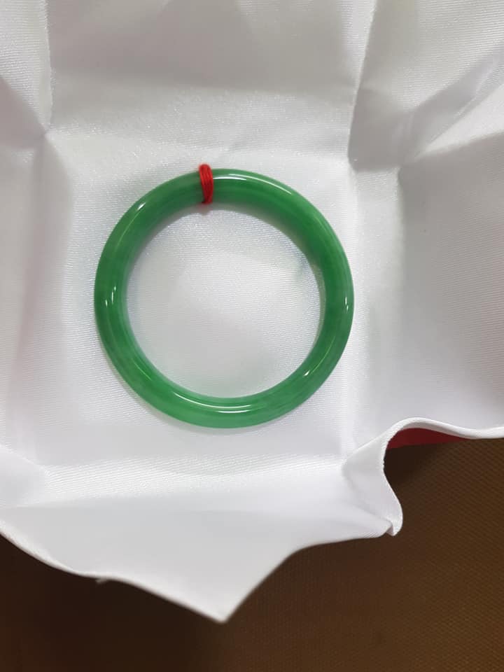 Vòng CẨM THẠCH DLý 49 Ni 49mm x cọng 7mm Màu Xanh Lá Đậm Hợp Nữ mệnh Mộc Hỏa Cân nặng 45kg -> 51kg đeo xinh tay ạ