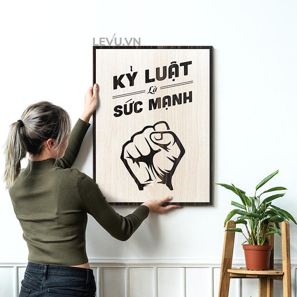 Tranh khẩu hiệu văn phòng LEVU LV012 "Kỷ luật là sức mạnh"