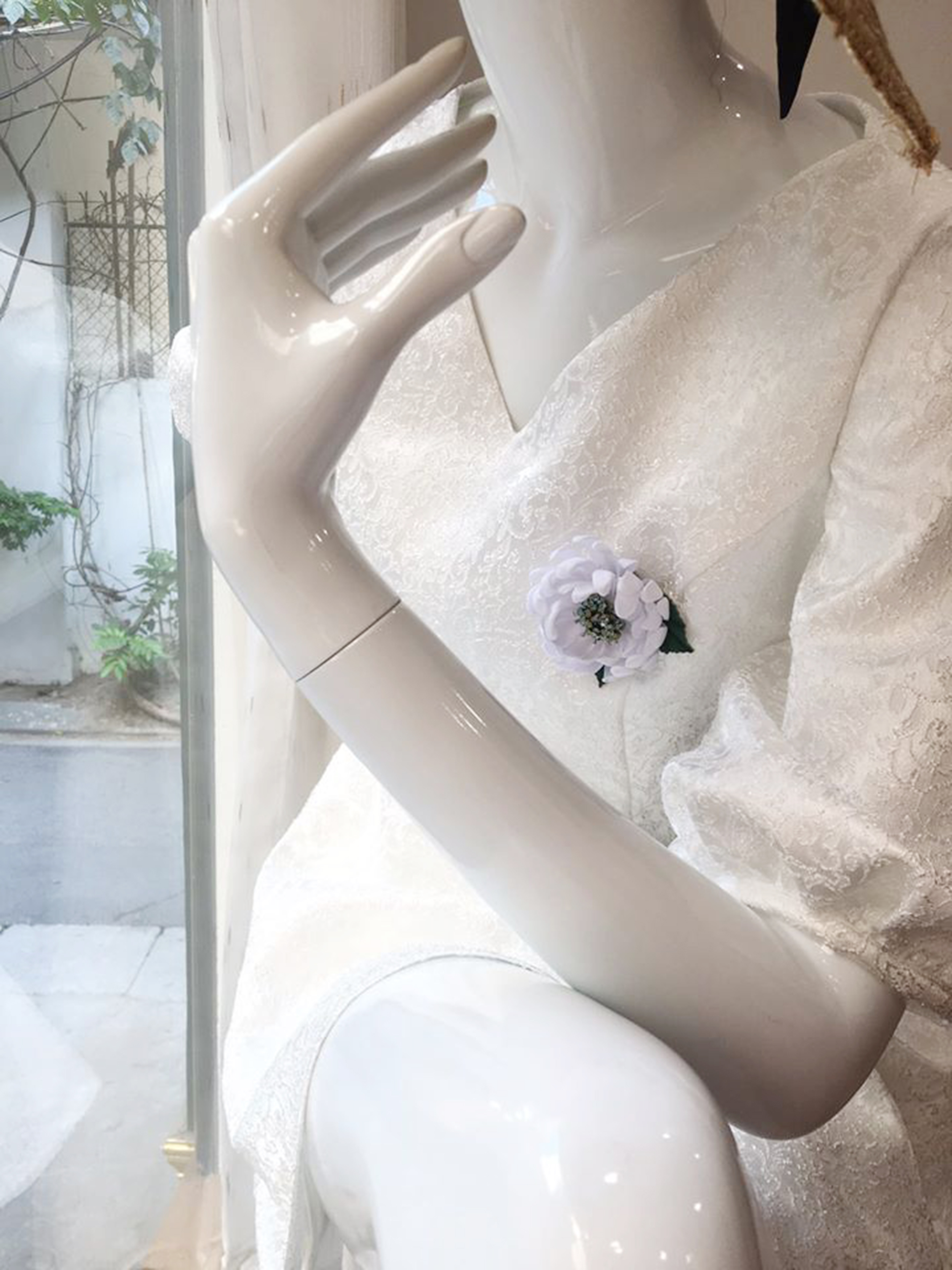 Đầm gấm trắng thiết kế tay bồng lửng đính hoa ngực