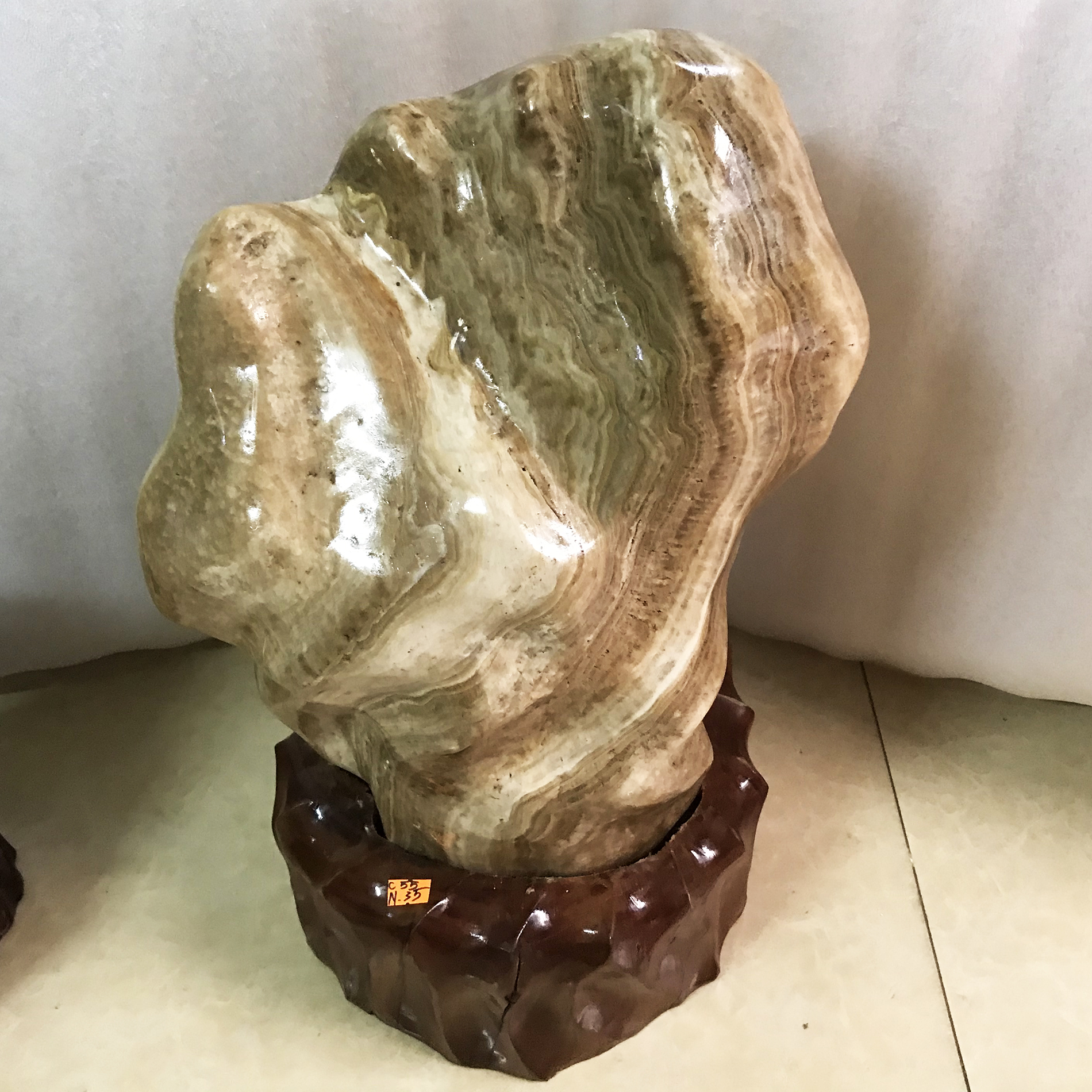 Trụ đá ,cây đá phong thủy tự nhiên màu vàng nâu cao hơn 50 cm, nặng hơn 30 kg cho mệnh Kim và thổ đá cnxite