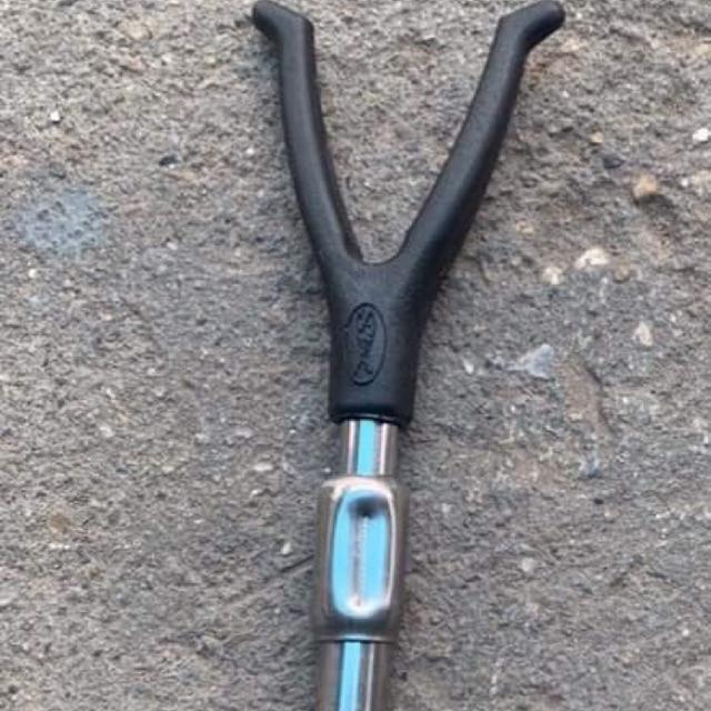 Chống cần inox xoay đầu và có lớp cao su bọc chống xước cần