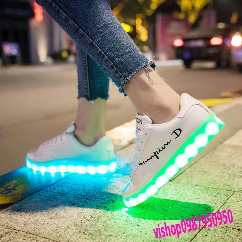 Giày phát sáng màu trắng chữ hàn nhịp tim ngược phát sáng 7 màu 8 chế độ đèn led cực đẹp cá tính Hàn Quốc
