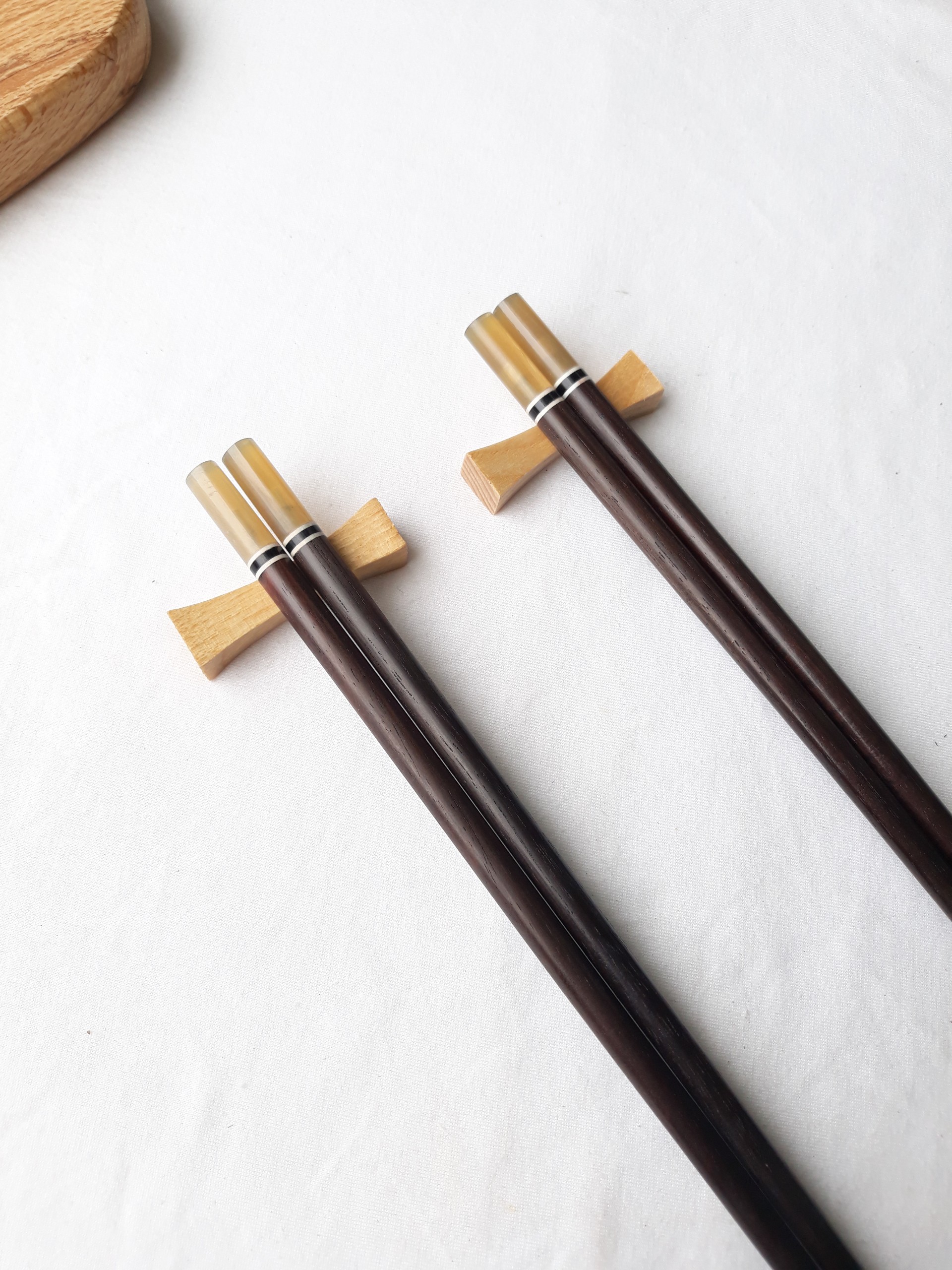 Đũa Gỗ Trắc Tự Nhiên Đuôi Gắn Sừng Đẹp 24.5cm, Phụ Kiện Bàn Ăn Đẹp Của Vitrapro