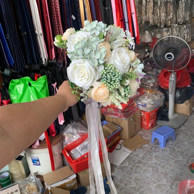 Hoa cầm tay cô dâu bó tròn đính dây voan điệu đà