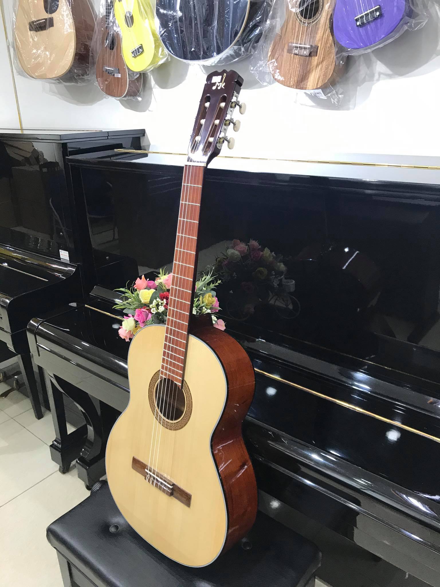 Đàn guitar Classic thùng tròn cổ điển MKC1352T, size 4, vân gỗ, kèm bao da 3 lớp , 1 bộ dây dự phòng