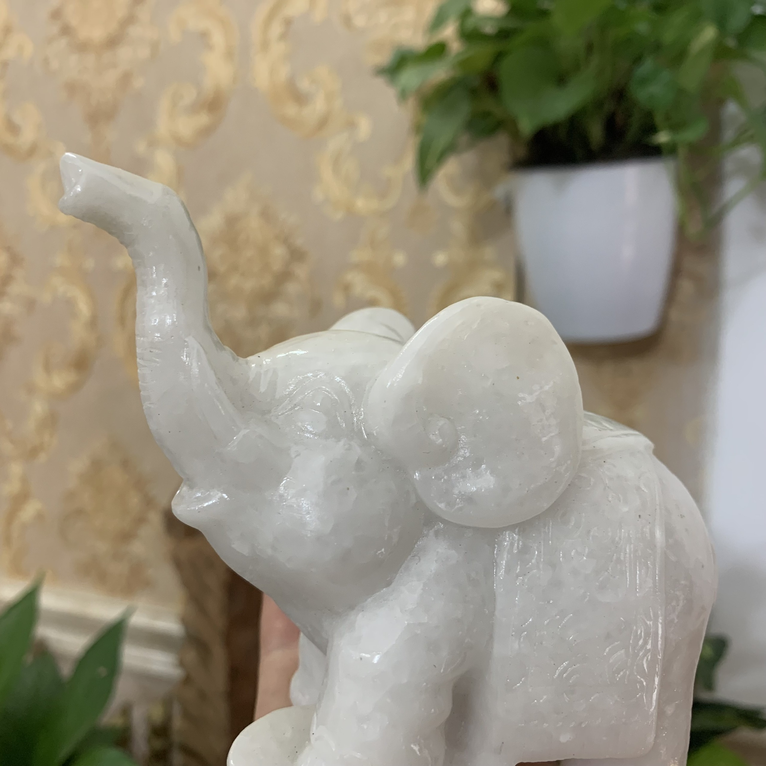 [Linh vật phong thủy] Tượng voi đá phong thủy trang trí nhà cửa dáng voi đạp thỏi vàng tài lộc - Cao 11cm - Màu trắng đá non nước