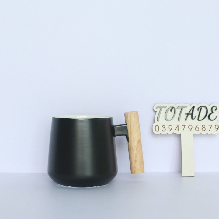 Ly, cốc bằng gốm sứ thân vát đáy bo màu đen | Quai cầm bằng gỗ | Phong cách Nhật Bản | CMU0011