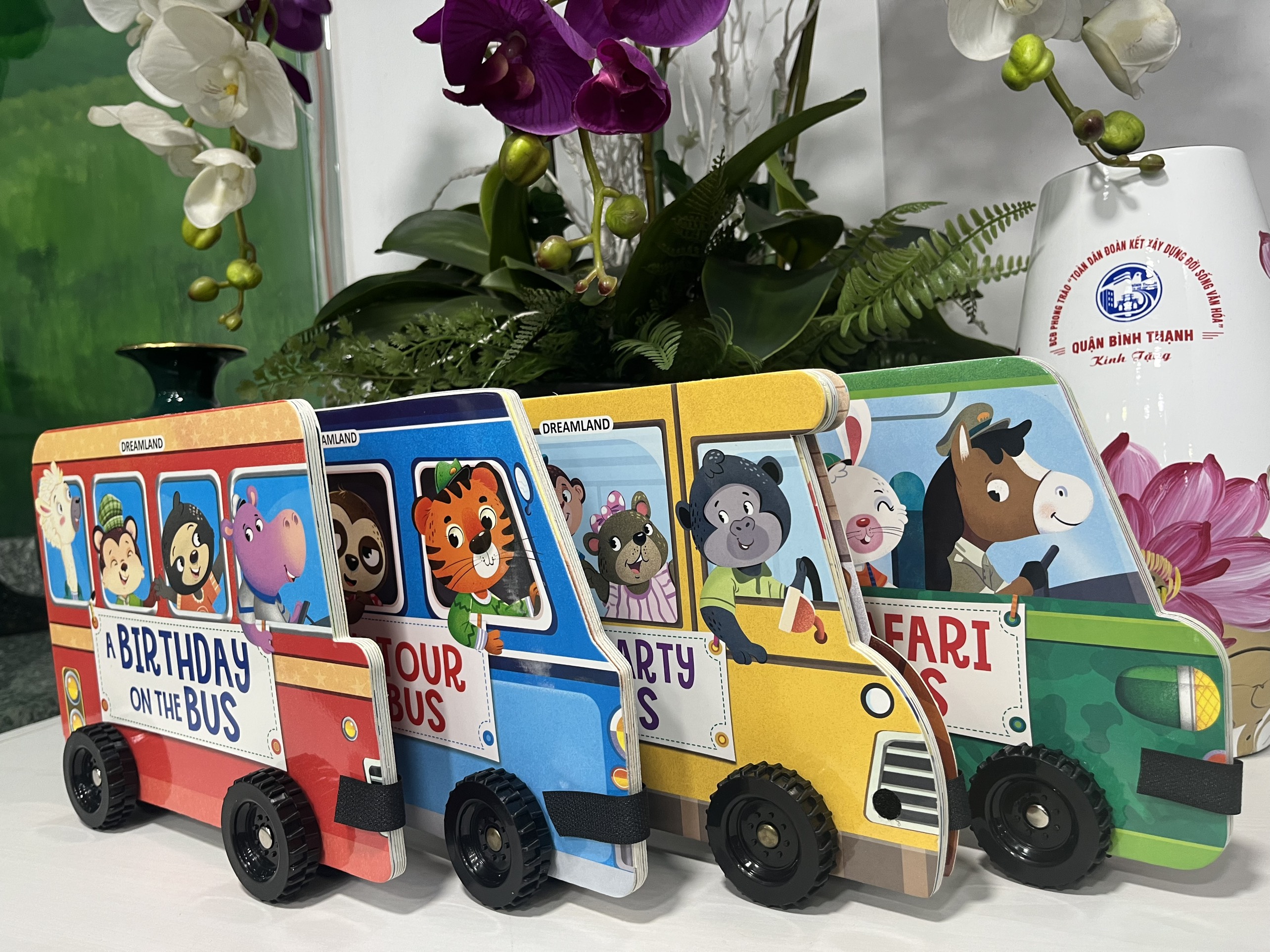 A Birthday On The Bus - A Shaped Board Book With Wheels (Bữa Tiệc Sinh Nhật Trên Xe Buýt)