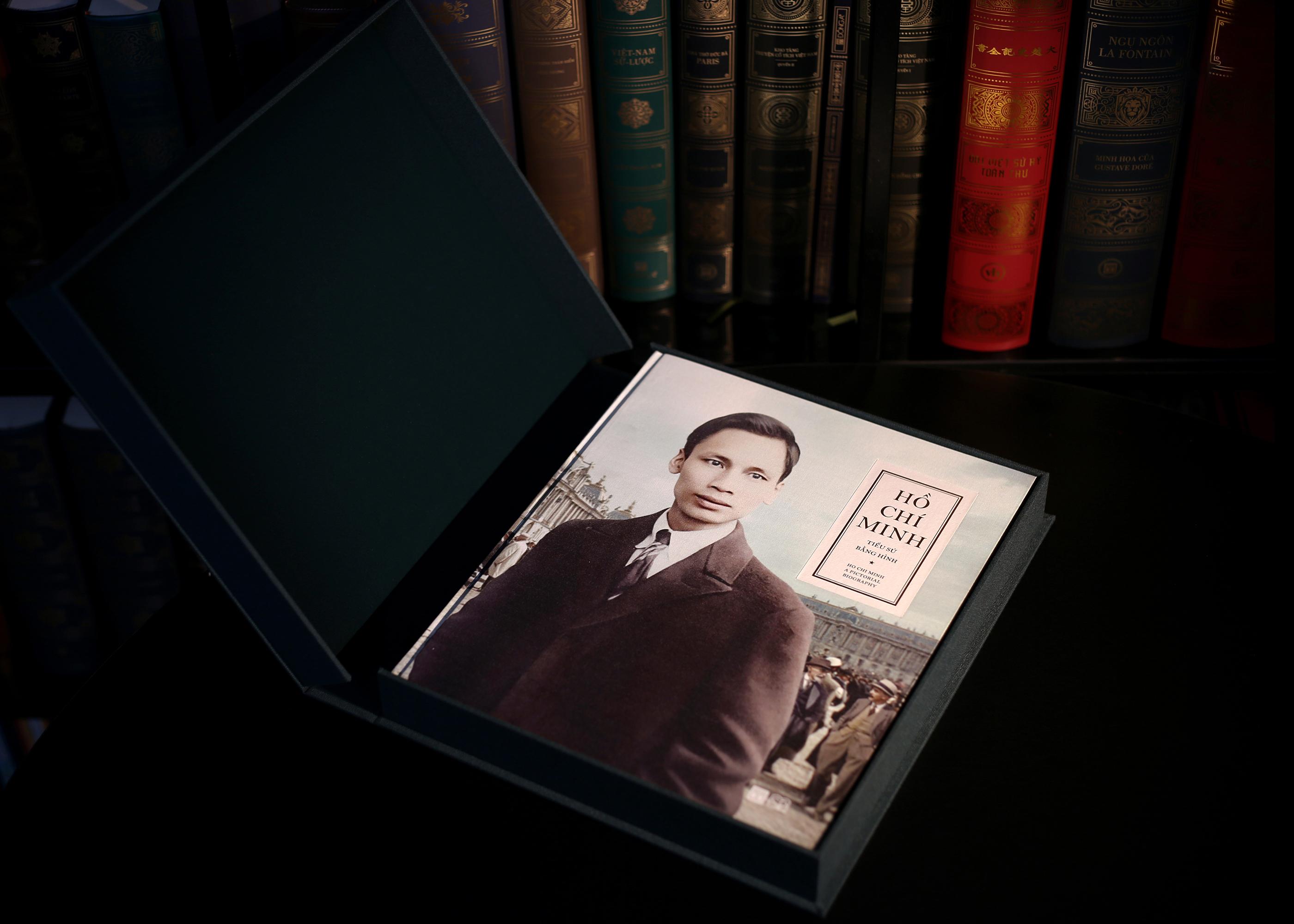 Sách - Hồ Chí Minh - Tiểu Sử Bằng Hình - Ấn Bản Giới Hạn - Bìa Vải