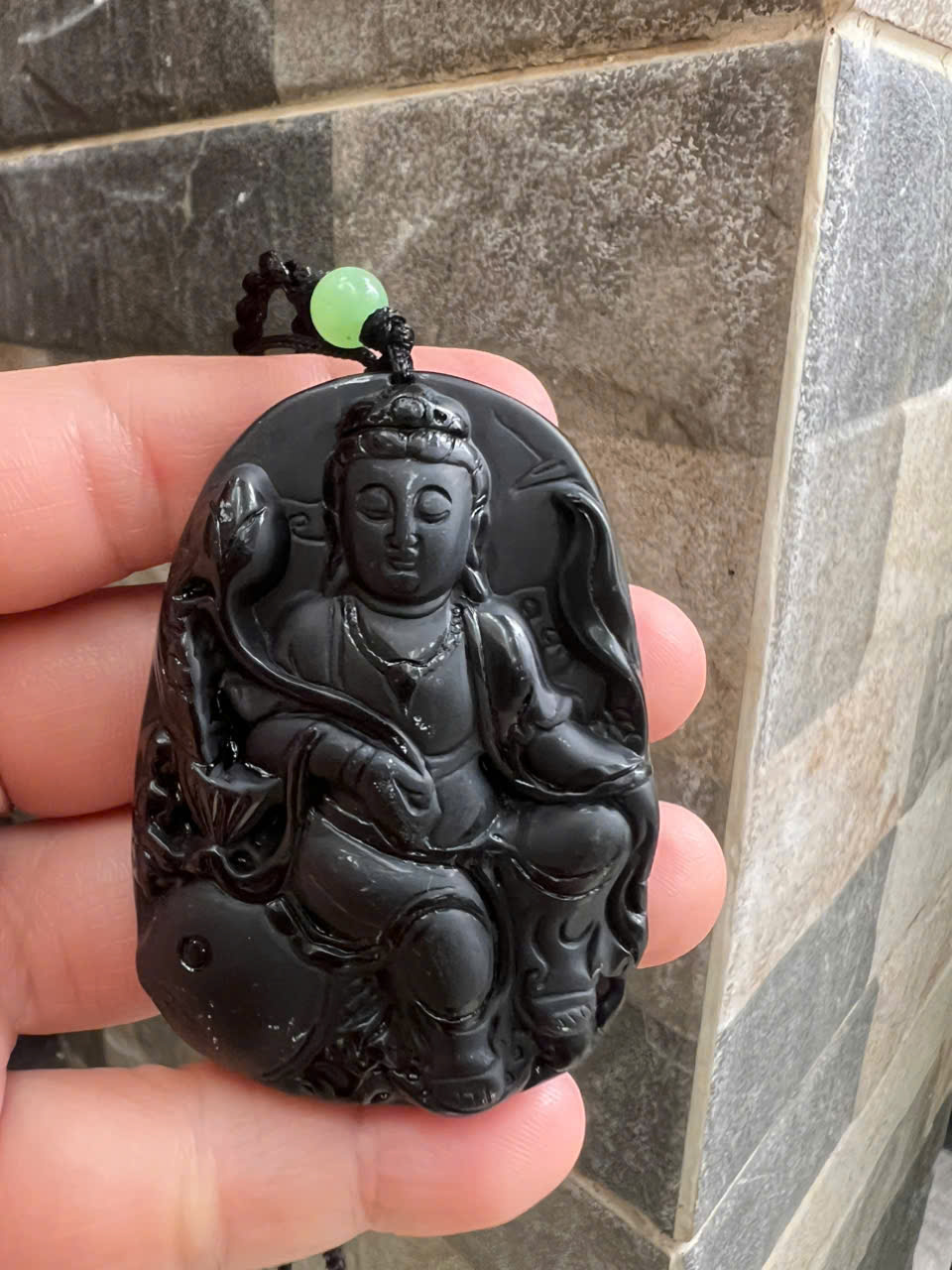 Mặt Dây Chuyền Nam Phật Quan Âm Cưỡi Cá Chép Đá Mã Não Đen Size To Cao 60mm Ngang 43mm Dầy 13mm ạ